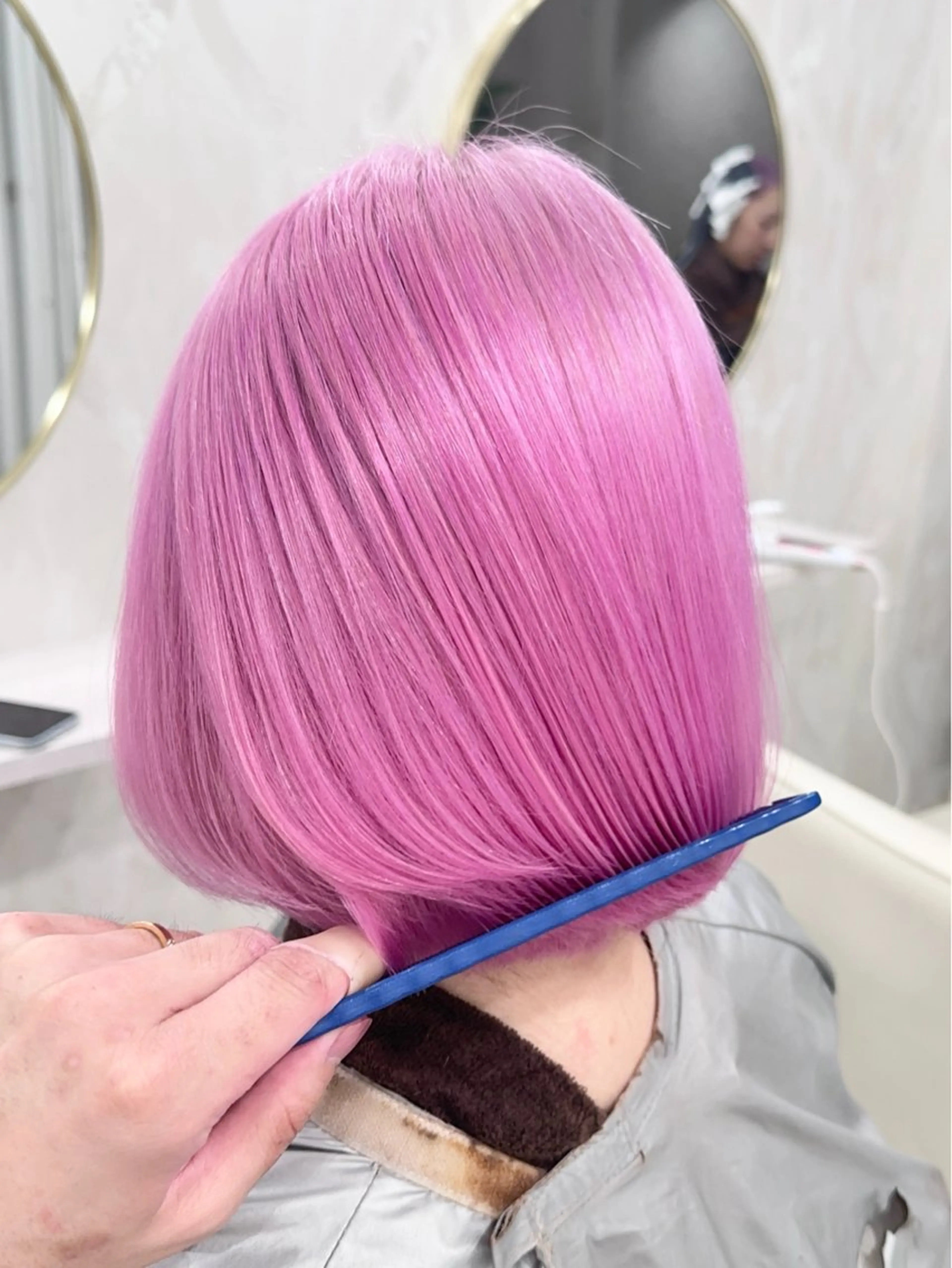 ショート ボブ ヘアカラー 前髪カット🩶レイヤ ー🩶ハイトーン🩶のヘアスタイル