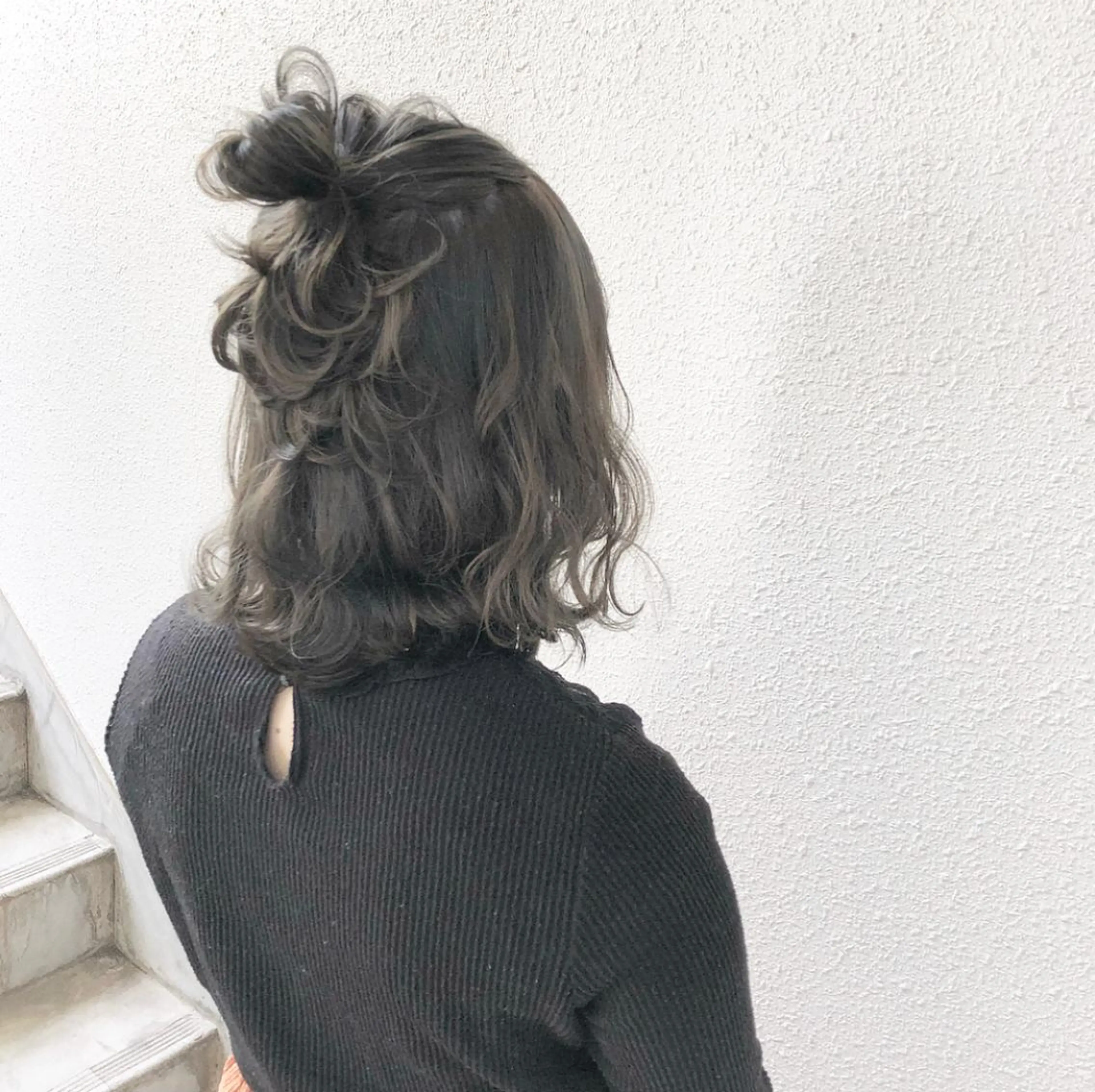 ショート カラー ヘアアレンジ ハーフアップ お団子ヘア ブルーカラー シルバー autre所属・大久保 ひでなりのヘアスタイル