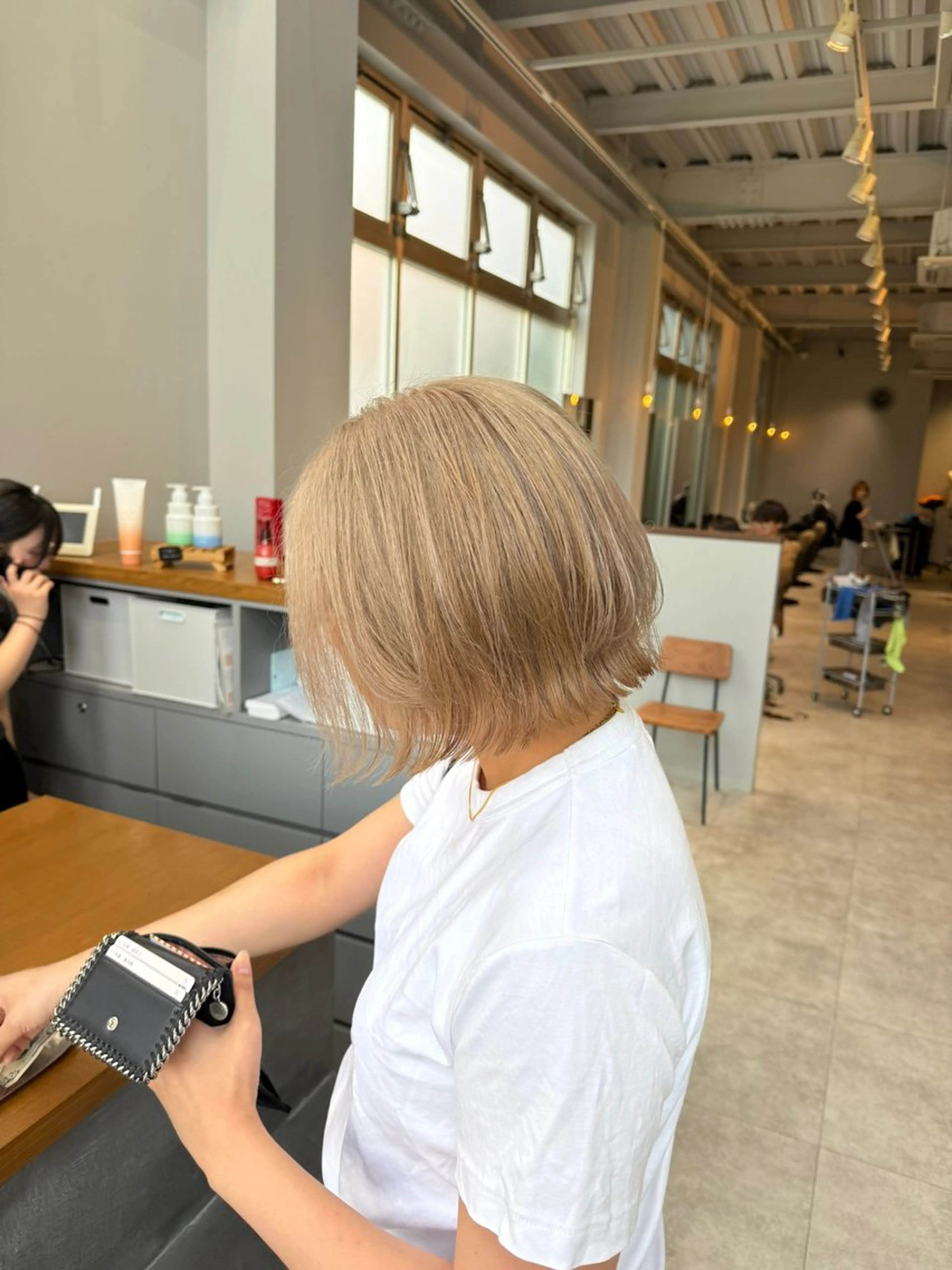 ショート カラー ベージュカラー ホワイトベージュ ヘアカラー エマ ピボット 中川店所属・富原崇太/切りっぱな しボブ/透明感カラーのヘアスタイル