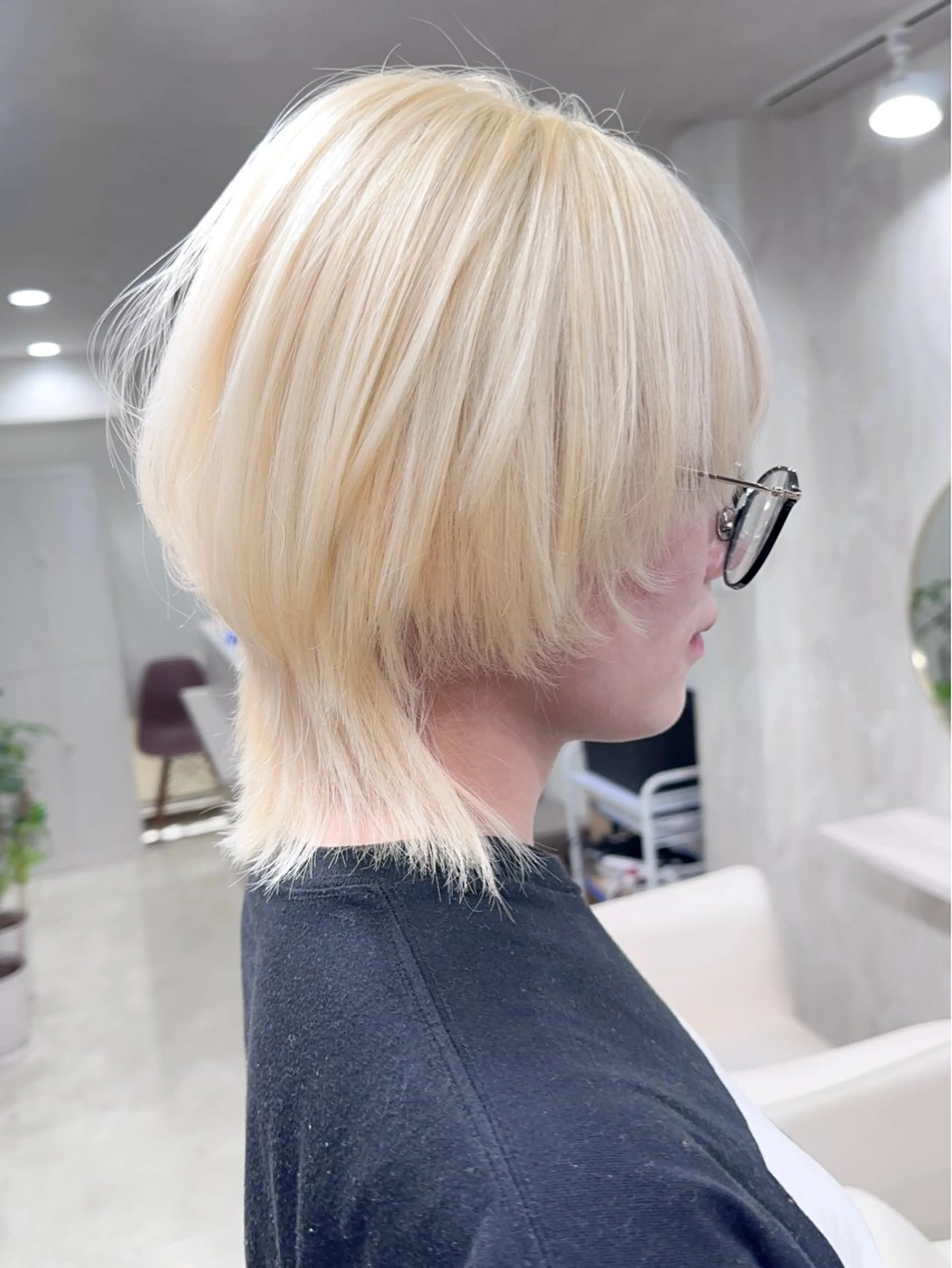 ミディアム ウルフカット ヘアカラー 前髪カット🩶レイヤ ー🩶ハイトーン🩶のヘアスタイル