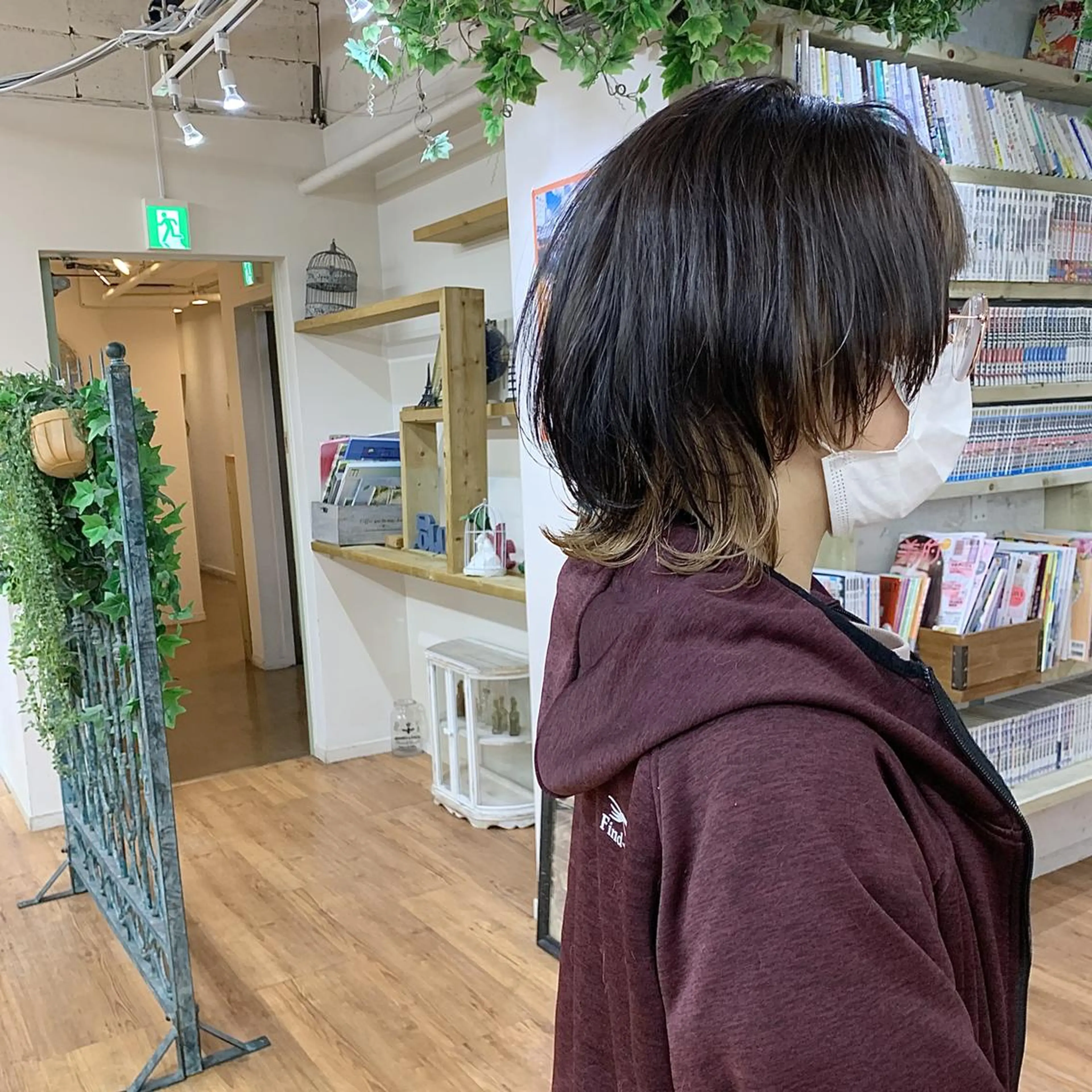 ショート カラー ブリーチ デザインカラー ウルフカット お顔まわりカット🌱 emo.村松泉綺のヘアスタイル