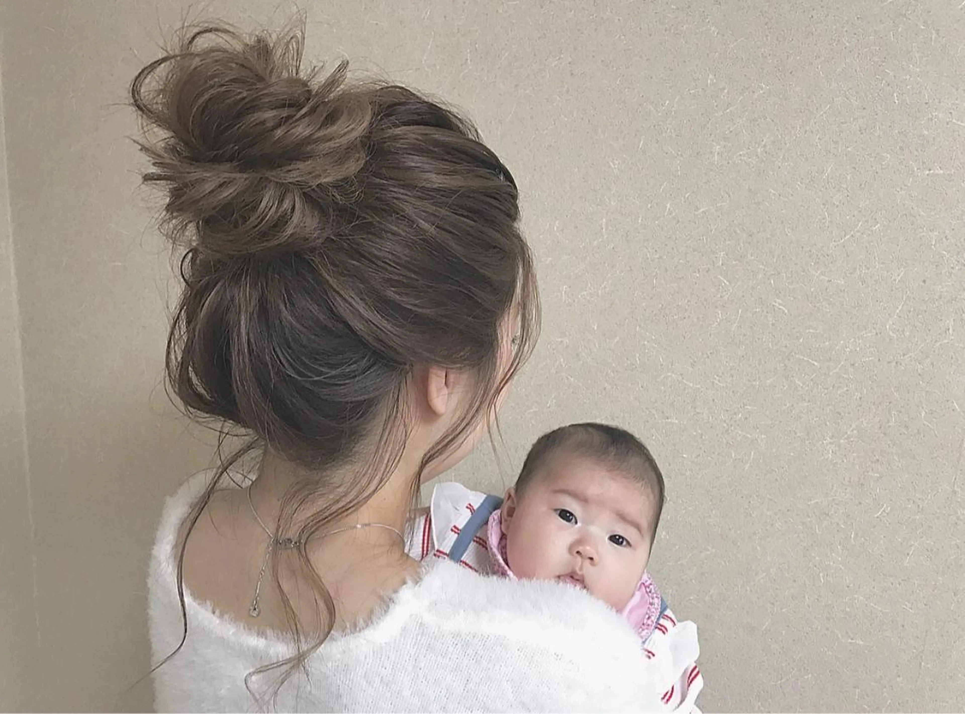 セミロング カラー ヘアアレンジ お団子ヘア アッシュ ベージュカラー ハイライト、レイヤー カット/西梅田/中西のヘアスタイル