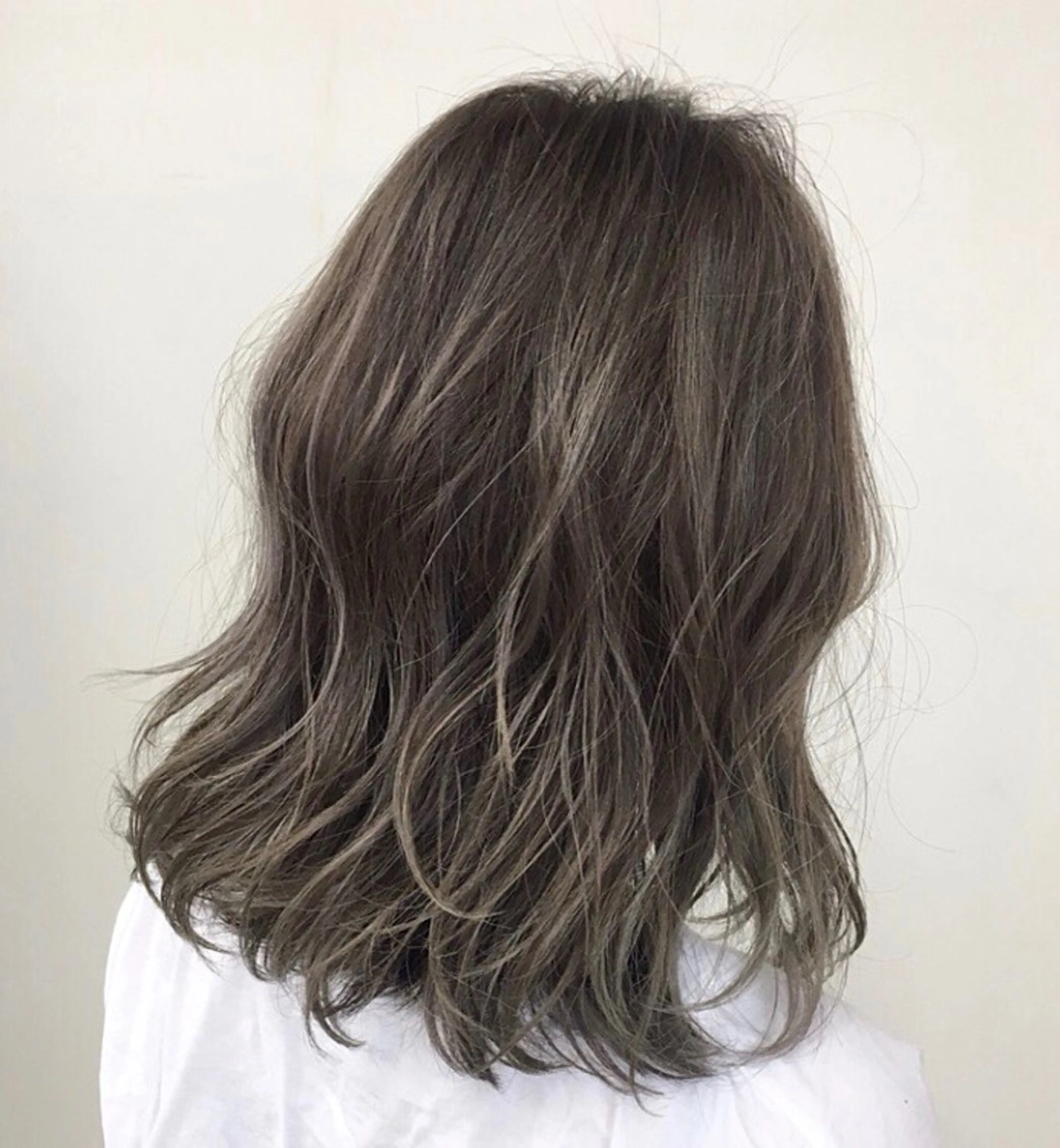 ミディアム ハイライト ✨透明感カラー✨ ikuma 🇬🇧のヘアスタイル