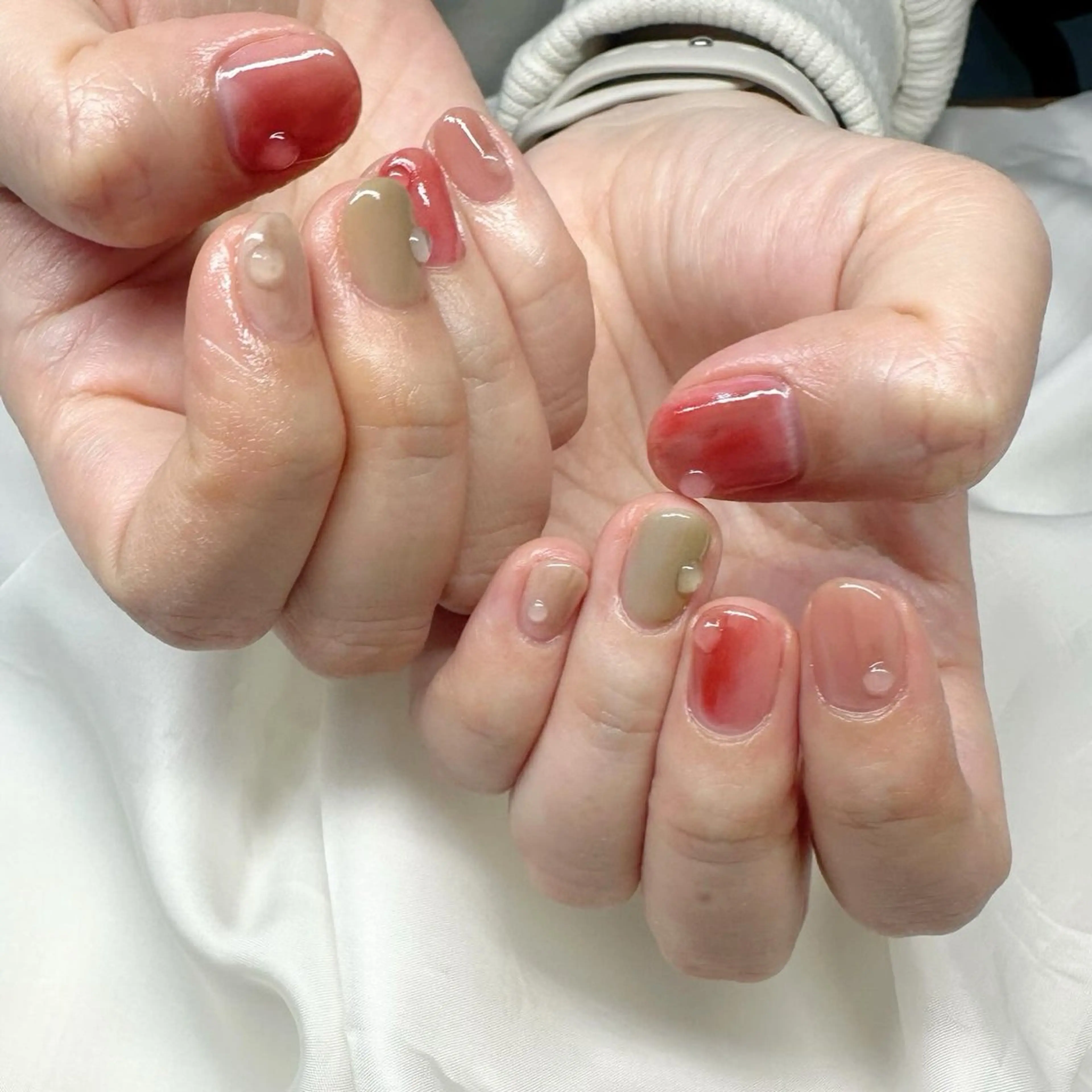 ネイル 氷ネイル・うるうるネイル 韓国ネイル ニュアンスネイル 赤色 ショートネイル 🪞KAPE NAIL 🪞のネイルデザイン