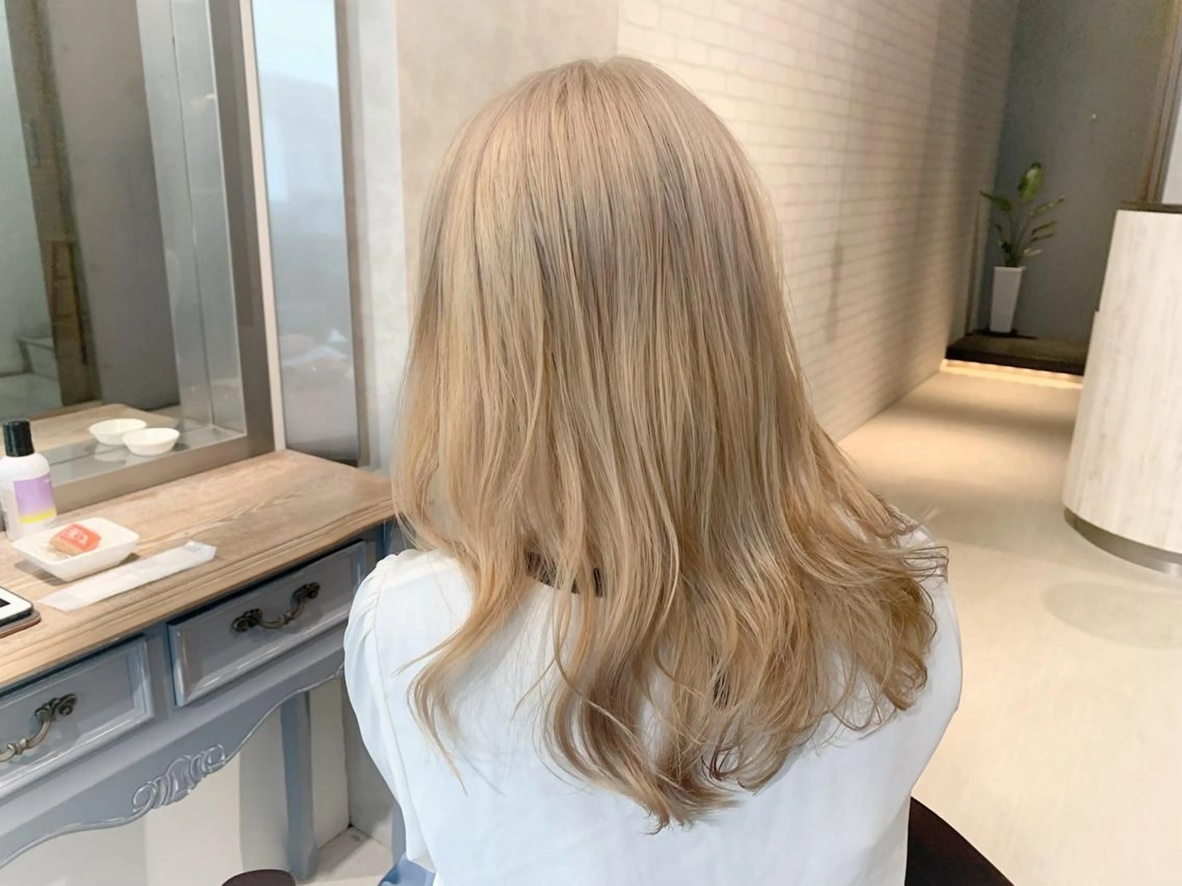 ミディアム カラー ブロンド ハイトーンカラー EMANON天神所属・Hitomi Ezakiのヘアスタイル