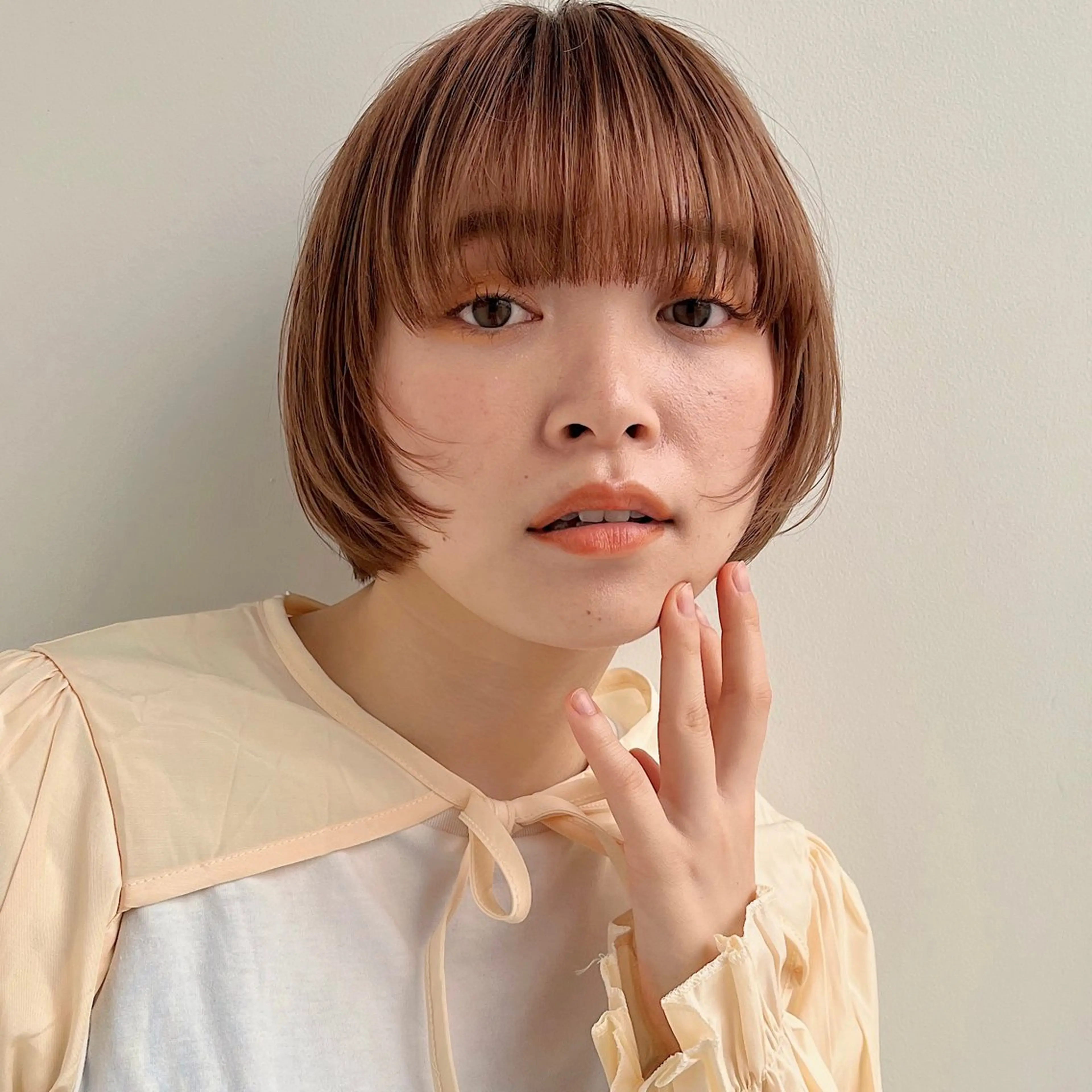 ショート ショートボブ ボブ 顔まわりレイヤー レイヤーカット ショートヘア カット ヘアカラー あやめ【顔まわり/レ イヤー/柔らかカラ】のヘアスタイル