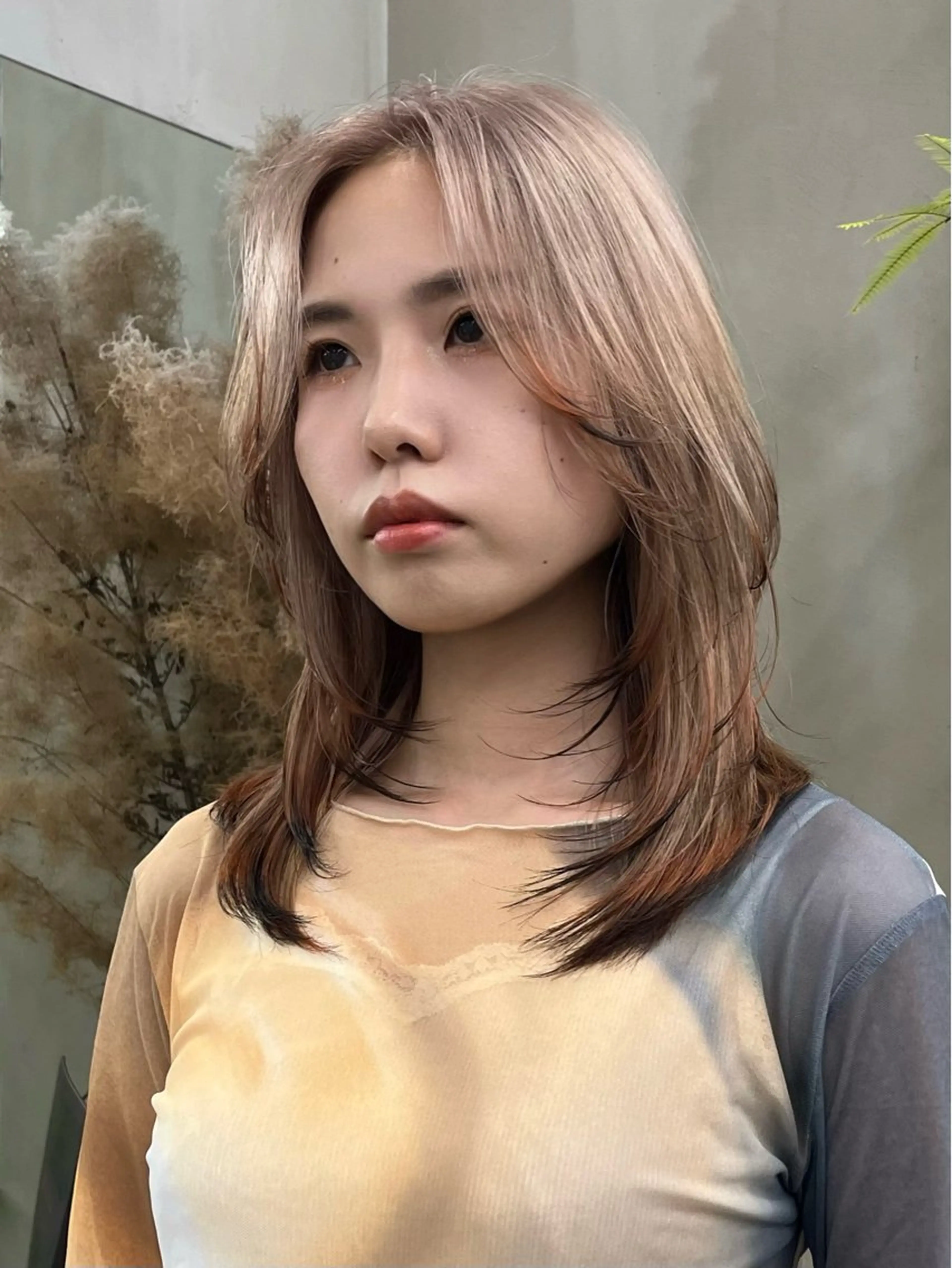 セミロング カラー ベージュカラー デザインカラー オレンジ 顔まわりレイヤー 顔周りカット カット ヘアカラー ウルフ/レイヤー ⚡️ITSUKU⚡️のヘアスタイル