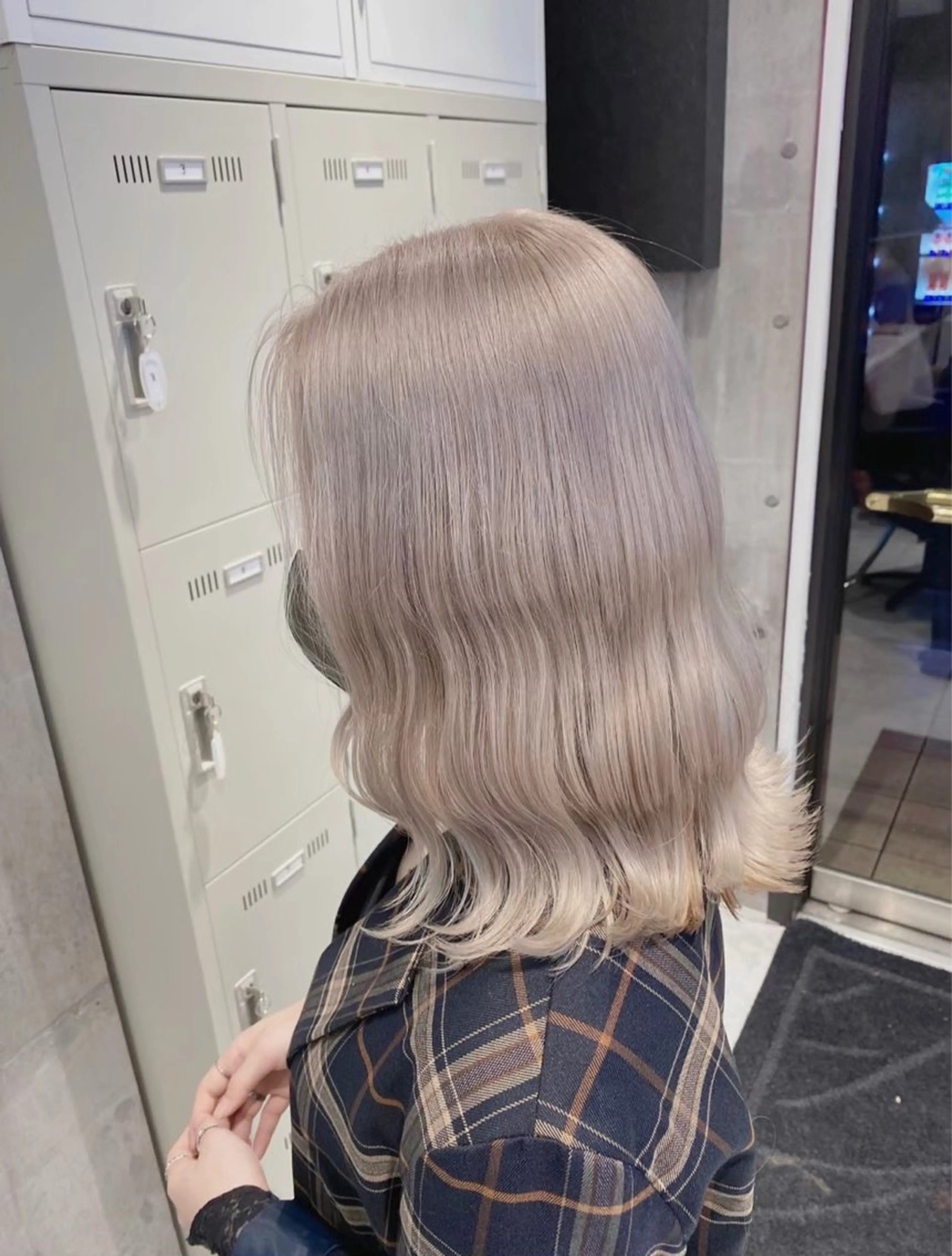 ミディアム カラー アッシュ アッシュグレー ベージュカラー ブリーチ ブロンド カット ヘアカラー トリートメント 原宿ブロンド💎 艶髪ハイトーン/大和のヘアスタイル