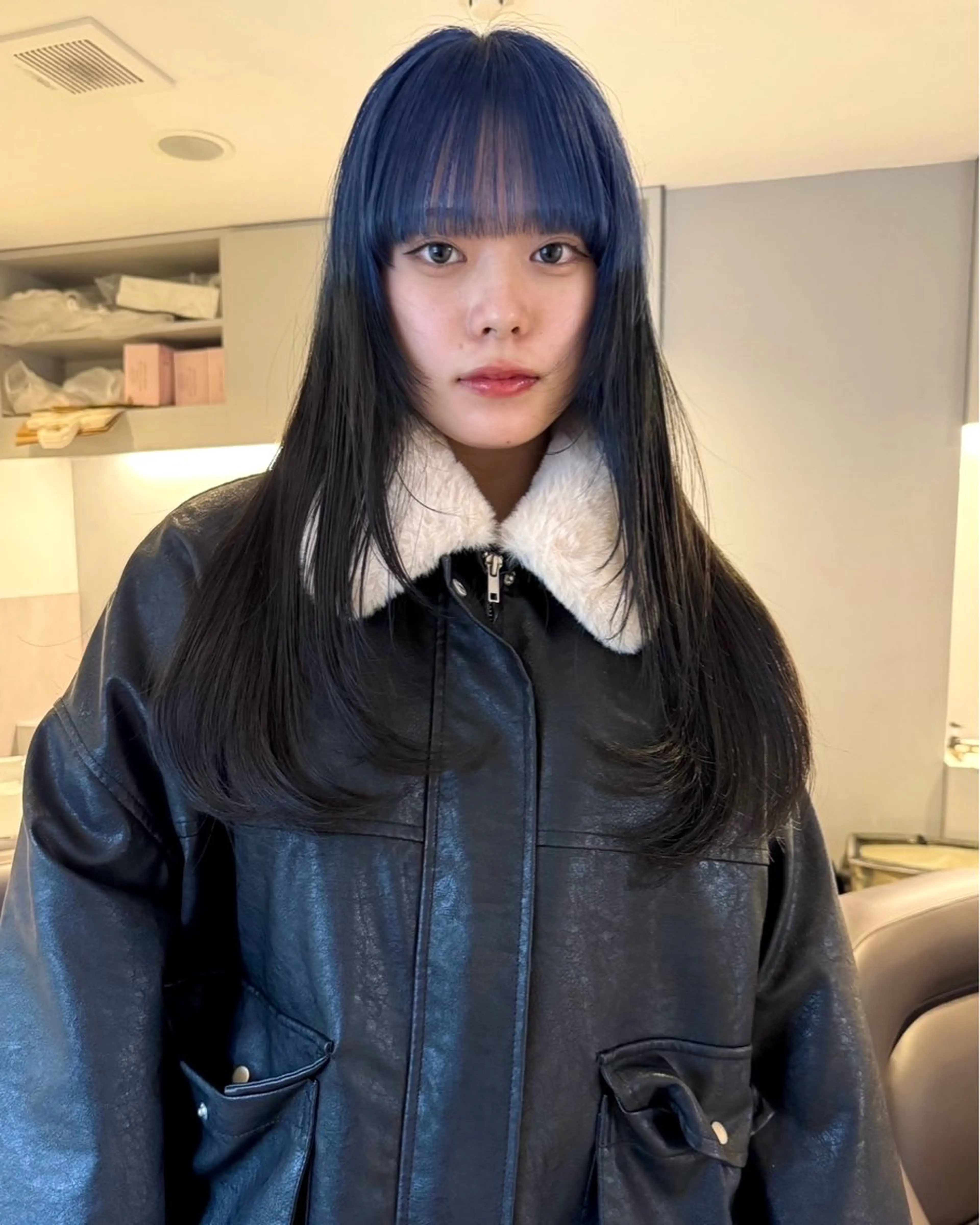 セミロング カラー ブリーチ ブルーカラー デザインカラー ネイビーカラー ヘアカラー RAIMA ハイトーンレイヤーのヘアスタイル