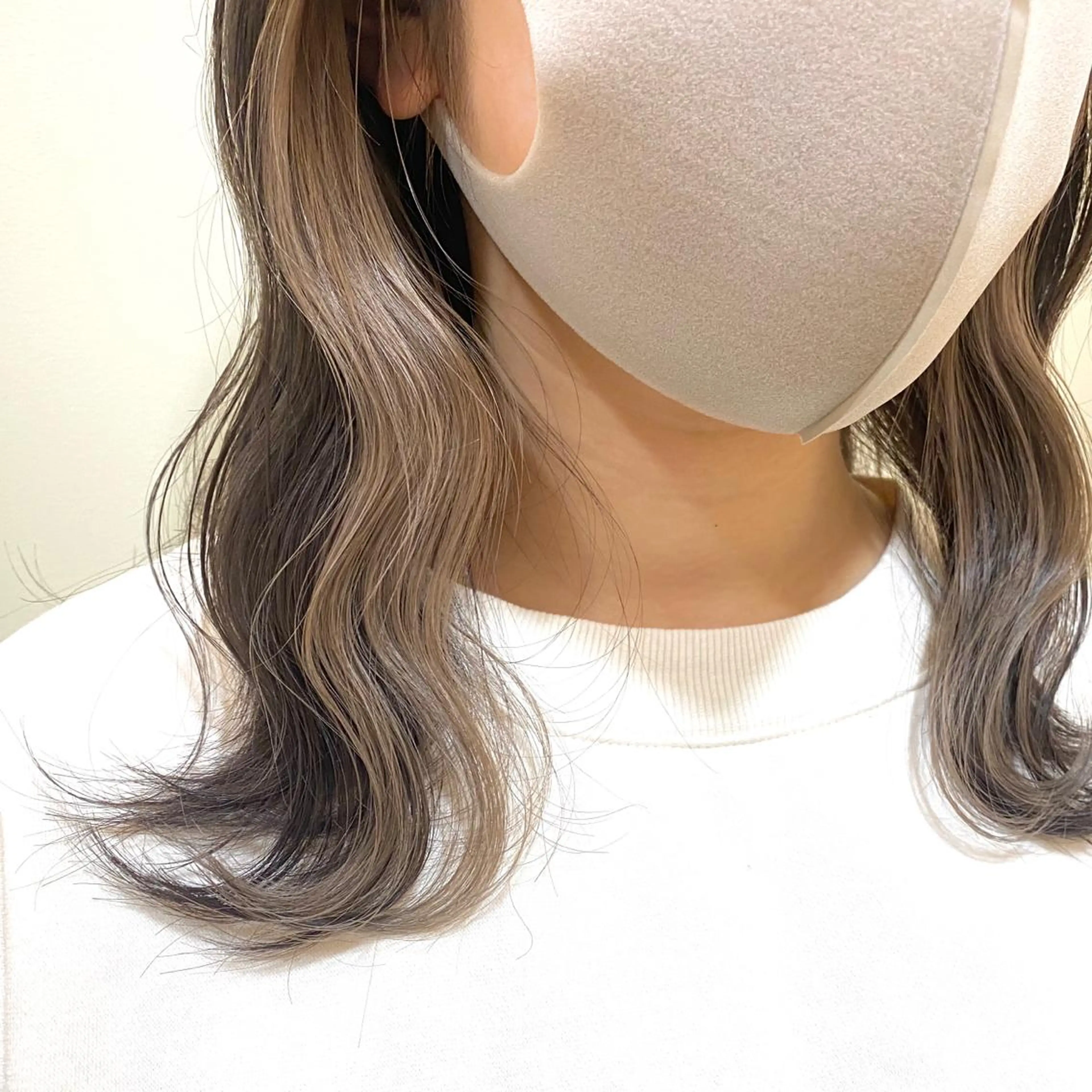 ミディアム カラー インナーカラー ANNA /艶髪/ハイトーンのヘアスタイル