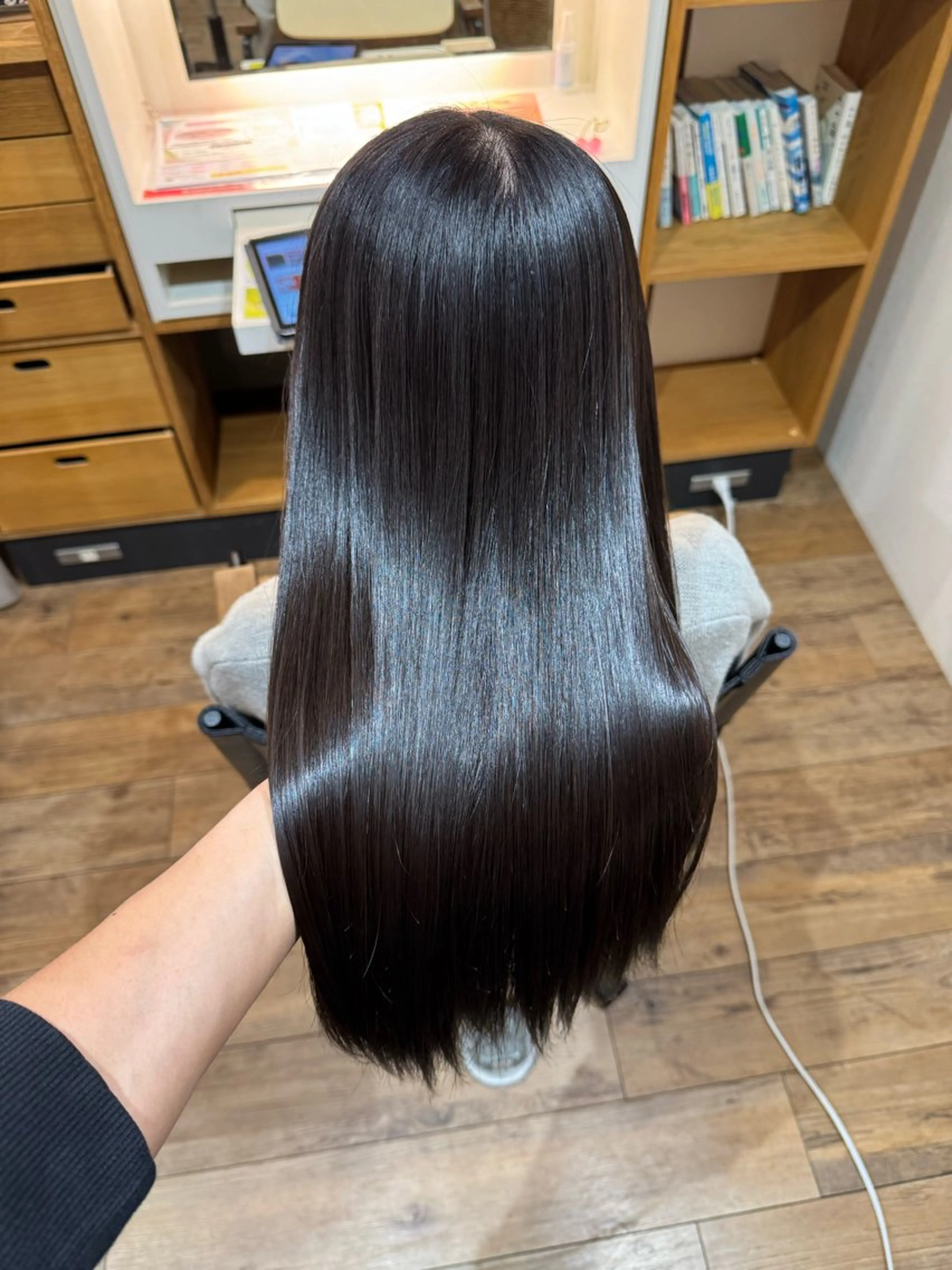 セミロング カット 縮毛矯正 トリートメント afloatkobe所属・美髪/髪質改善 川口凌弥のヘアスタイル