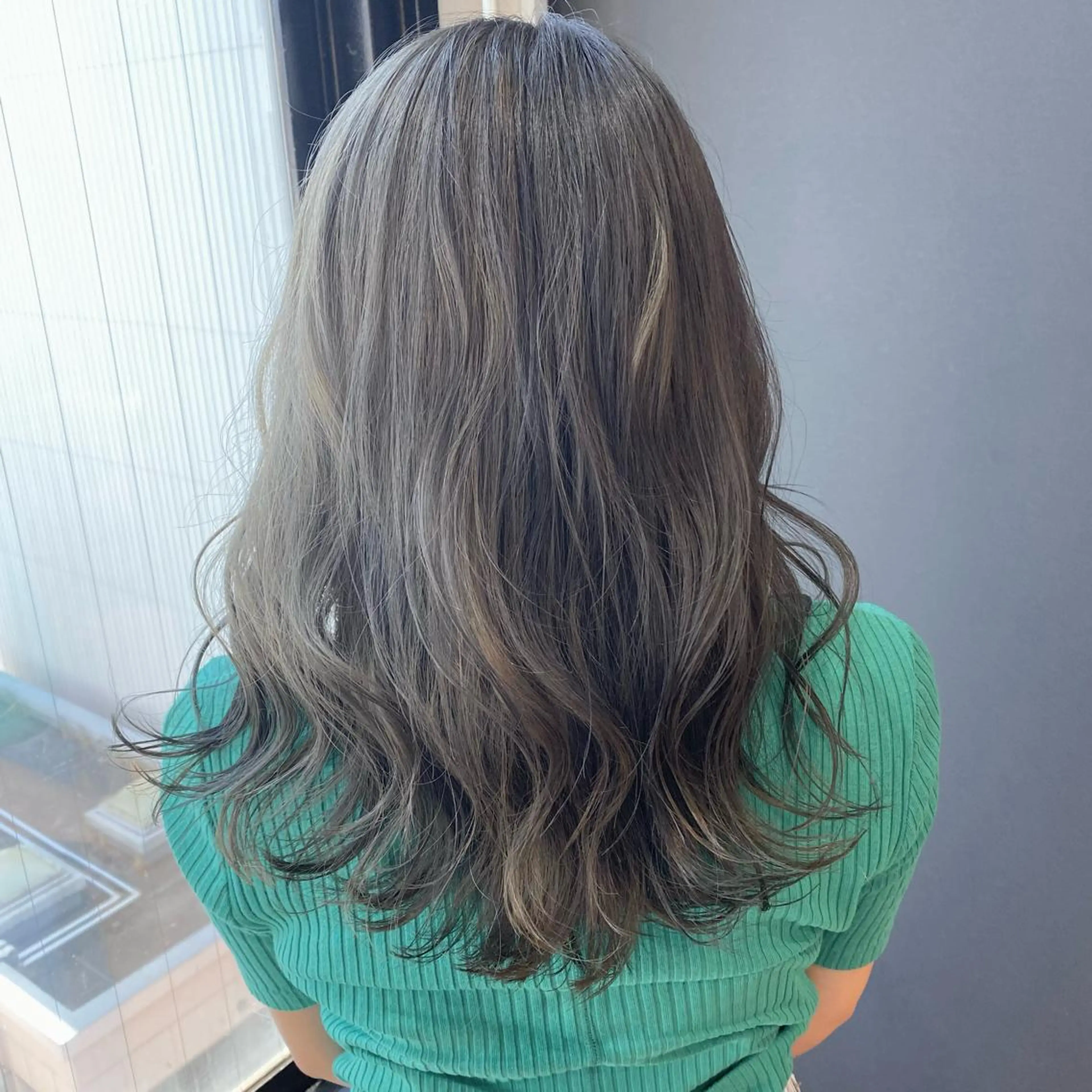 セミロング カラー オリーブグレー カット ヘアカラー YUNA ユウナのヘアスタイル