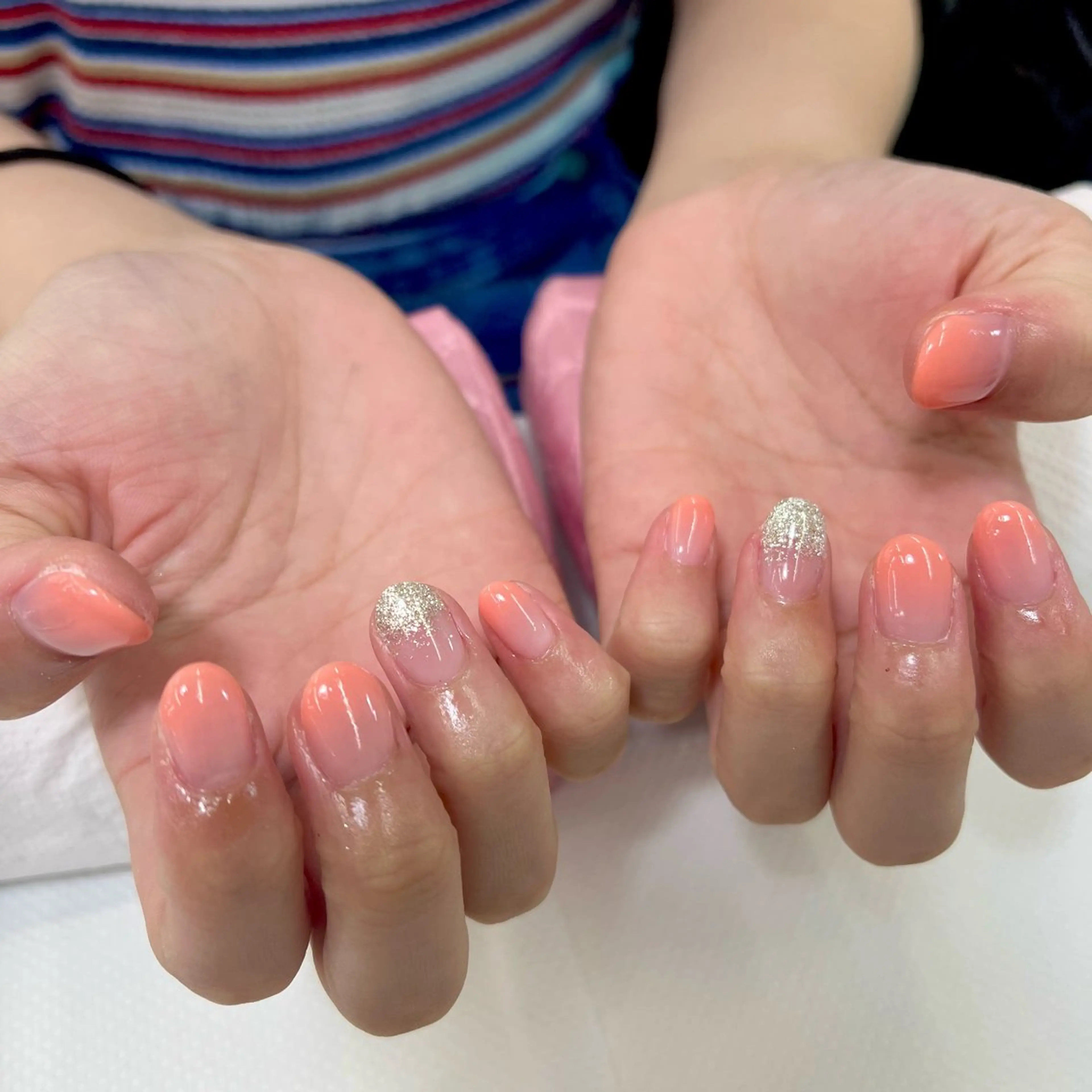 ネイル グラデーション ラメ(グリッター) ピンク 【MAXKELLY】 KOBIKI🐾のネイルデザイン