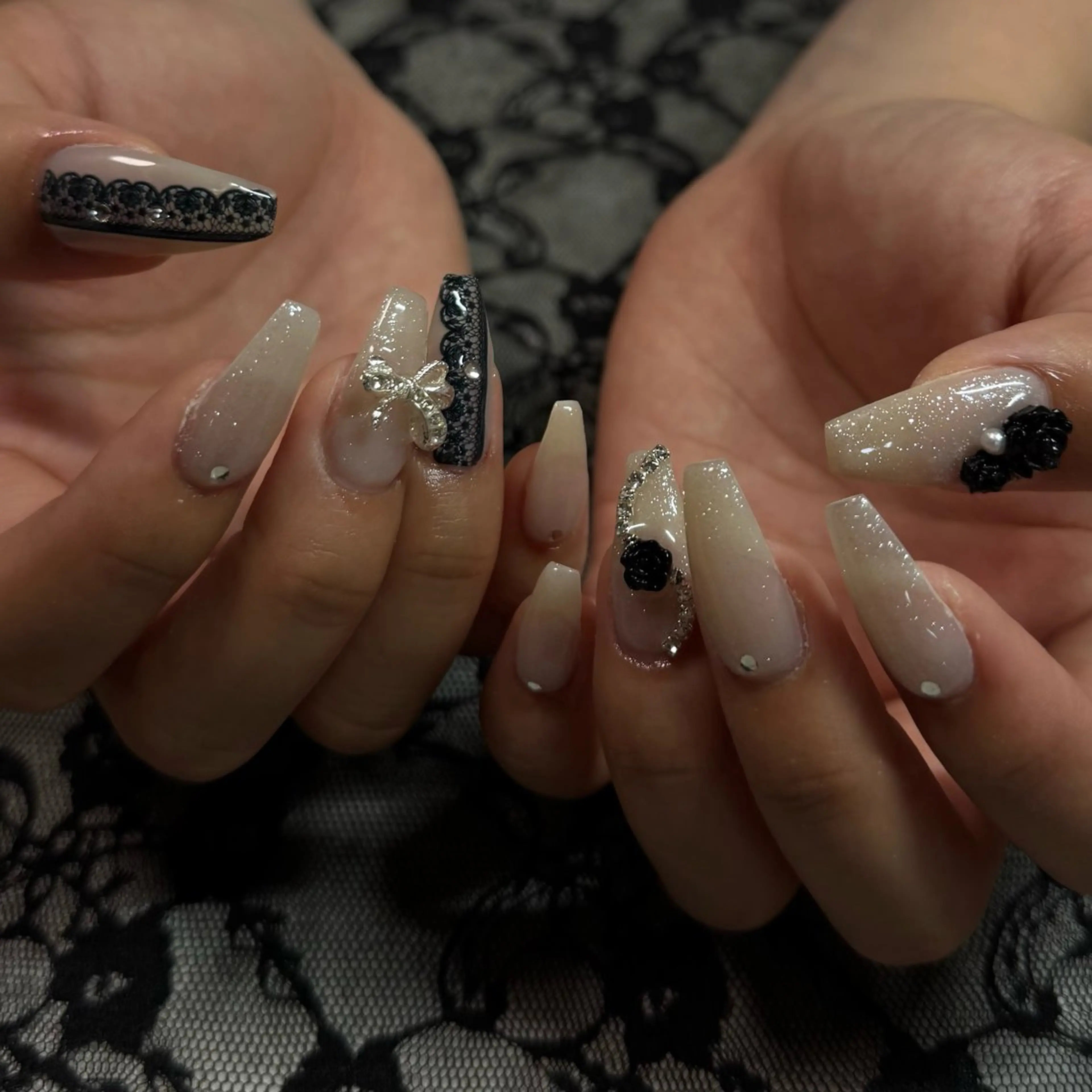 ネイル ハンドネイル Noir Haatoのネイルデザイン