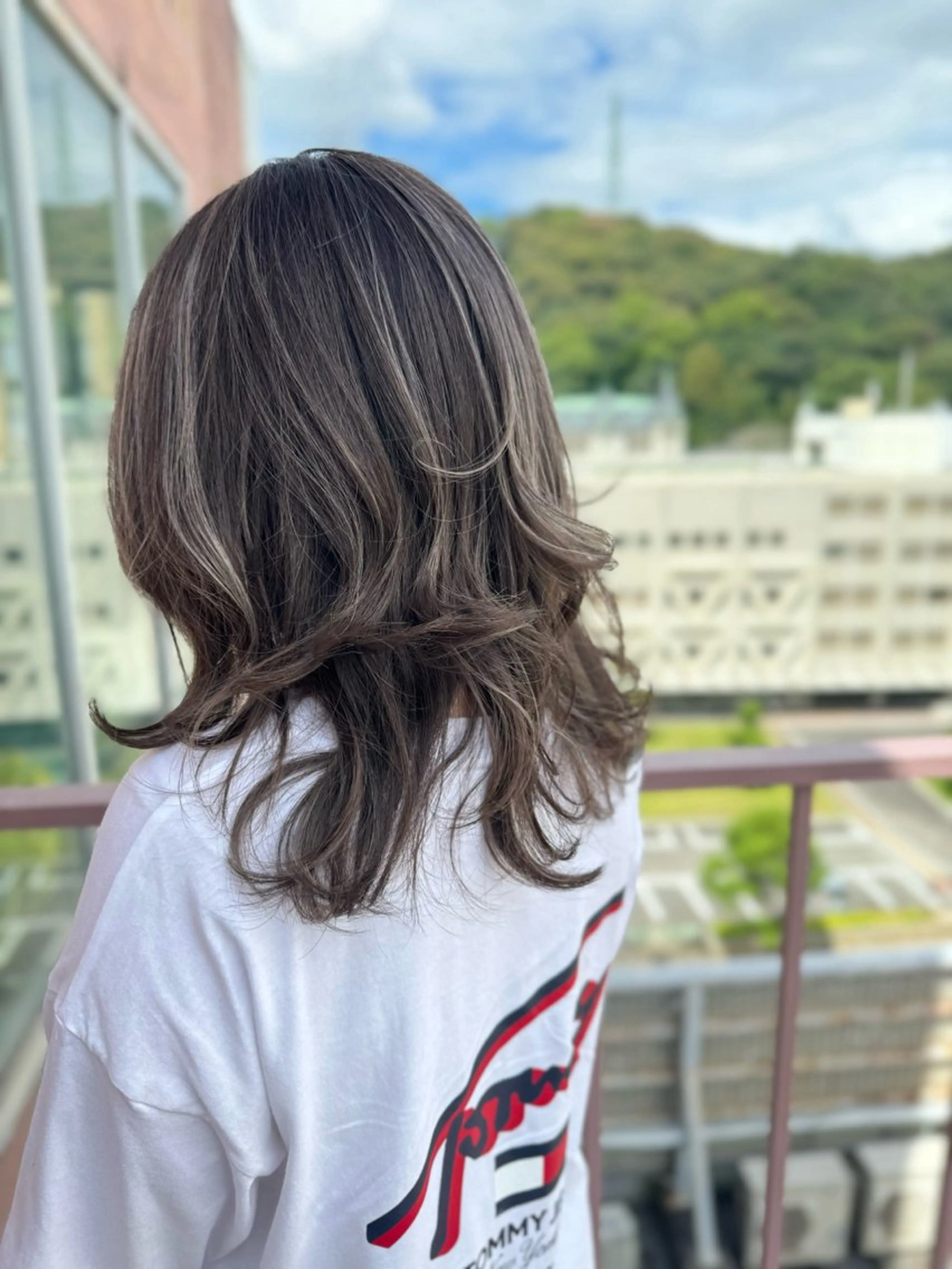 ミディアム カラー ハイライトカラー シルバー ハイライト ヘアカラー Viage （ビアージュ）のヘアスタイル