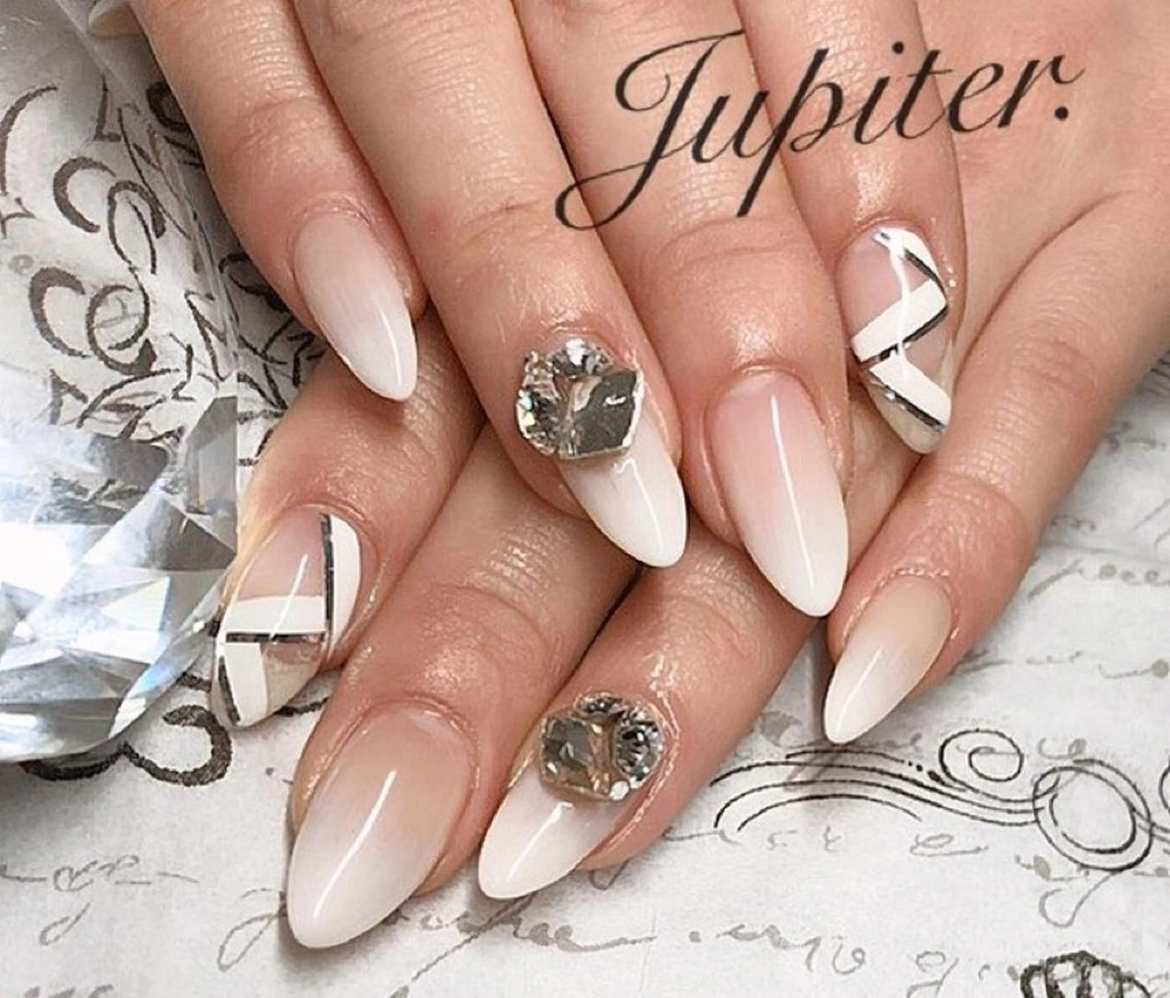 ネイル グラデーション リボン ストーンネイル ハンドネイル PrivateSalon Jupiter所属・Jupiter .のネイルデザイン