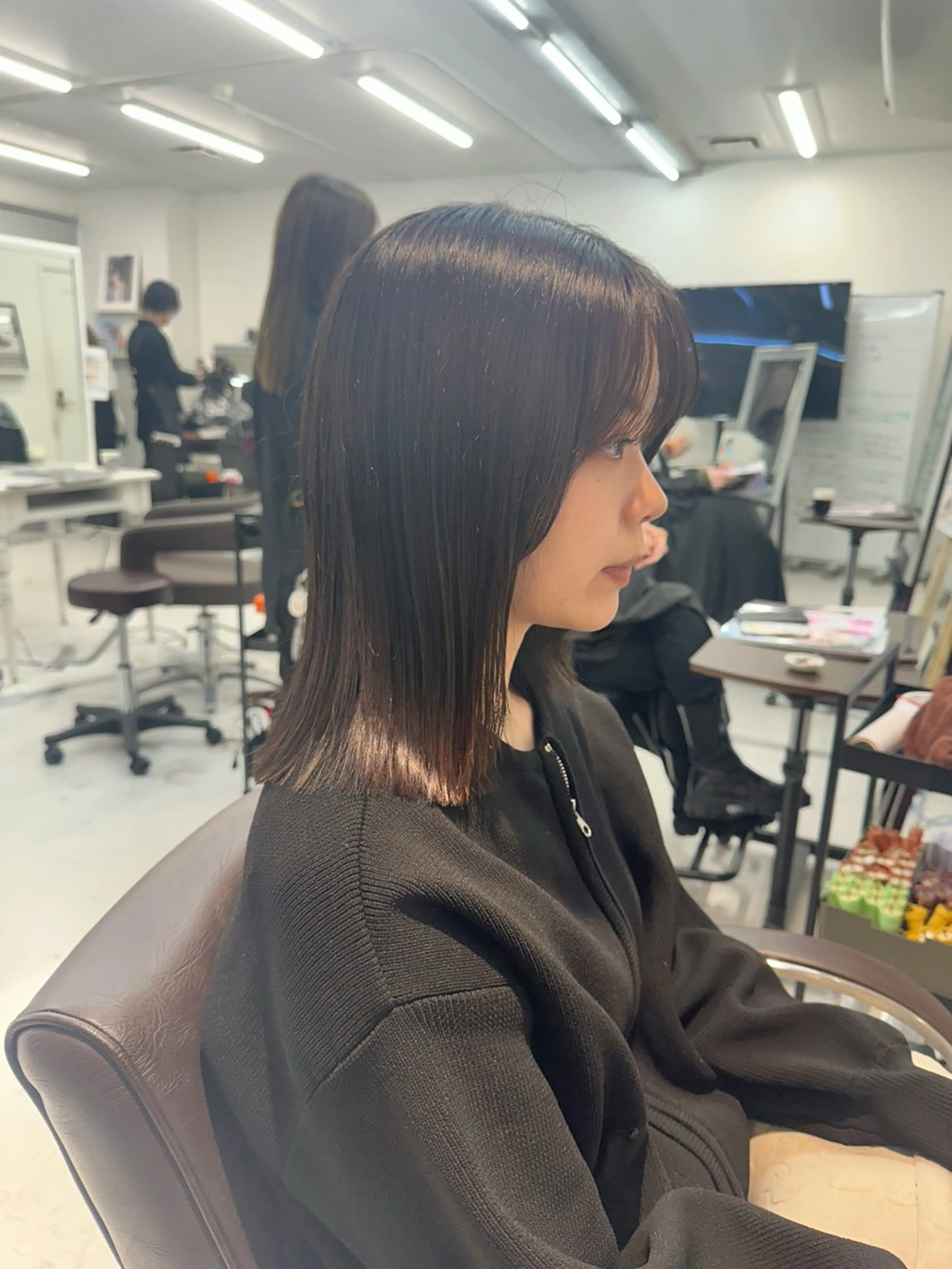 ミディアム 顔まわりレイヤー 顔周りカット レイヤーカット 外ハネヘア 山崎 結菜LEV.のヘアスタイル
