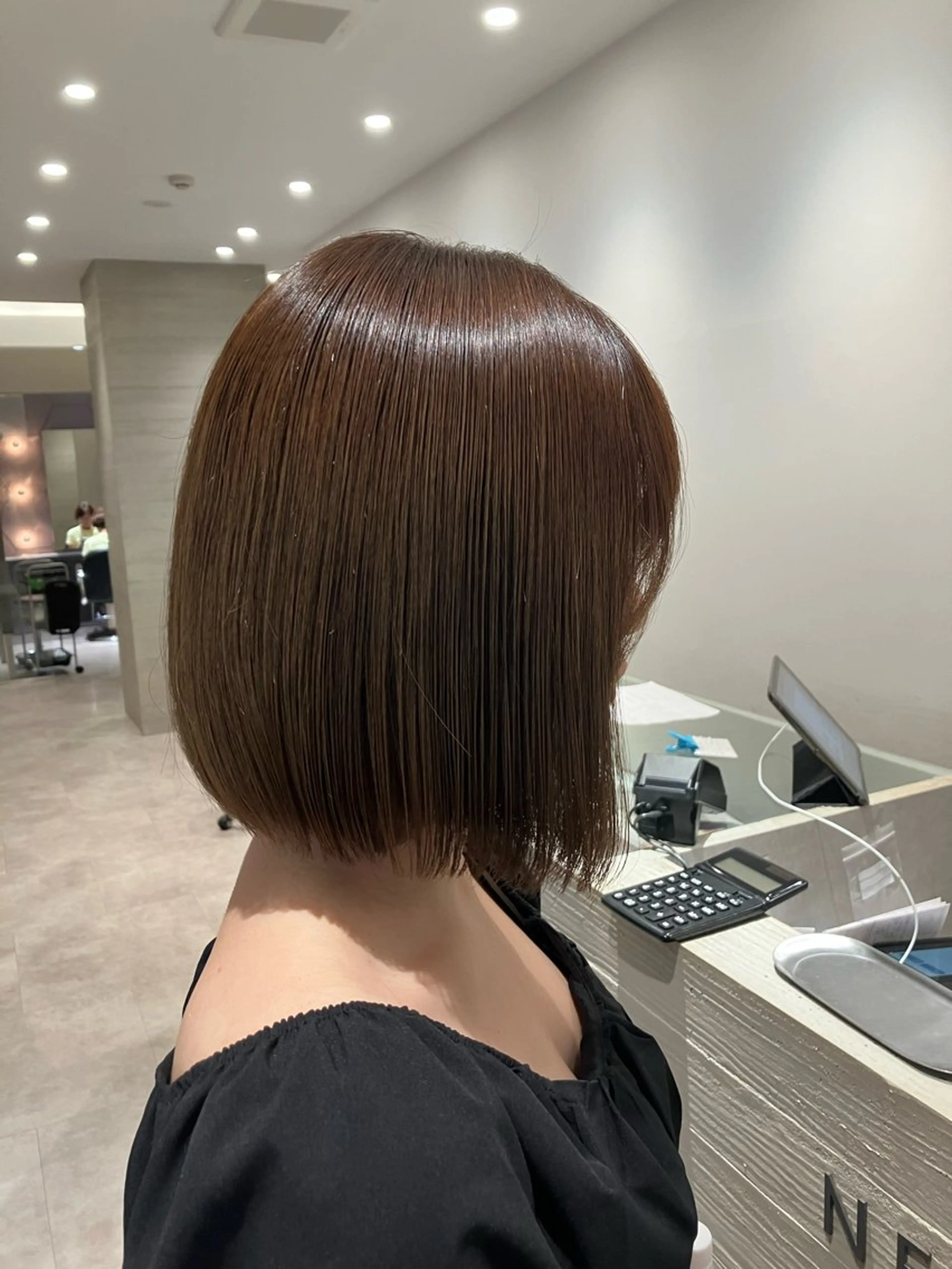 ミディアム カラー ベージュカラー オリーブベージュ ボブ サキ🤍ハイトーン 🩰くびれ巻きヘアのヘアスタイル