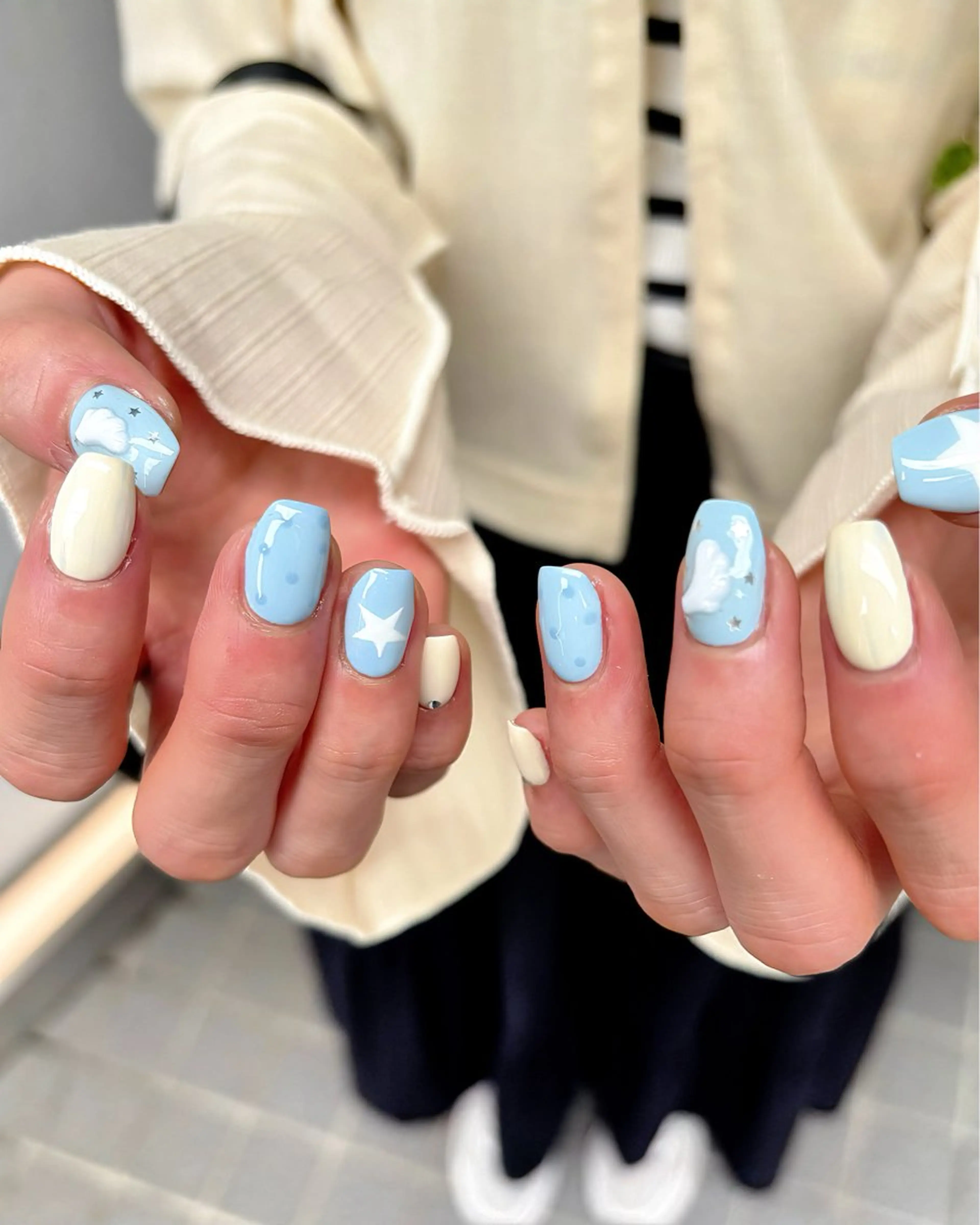 ネイル 水色 ホワイト ハンドネイル ハンドケア 🎀NAIL🎀 AI🪄︎︎◝✩のネイルデザイン