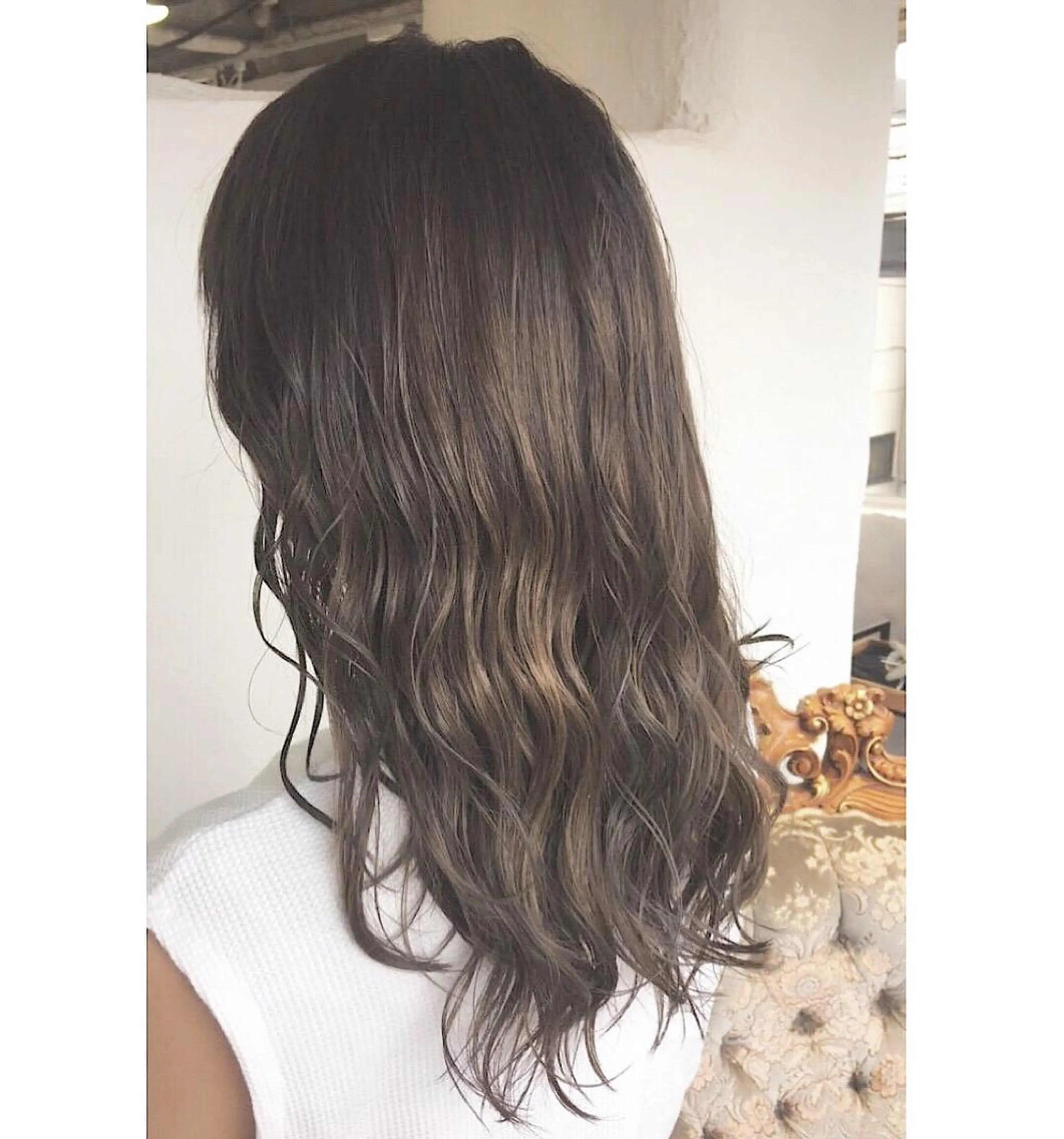 ロング カラー グレージュ エグチ アキラのヘアスタイル