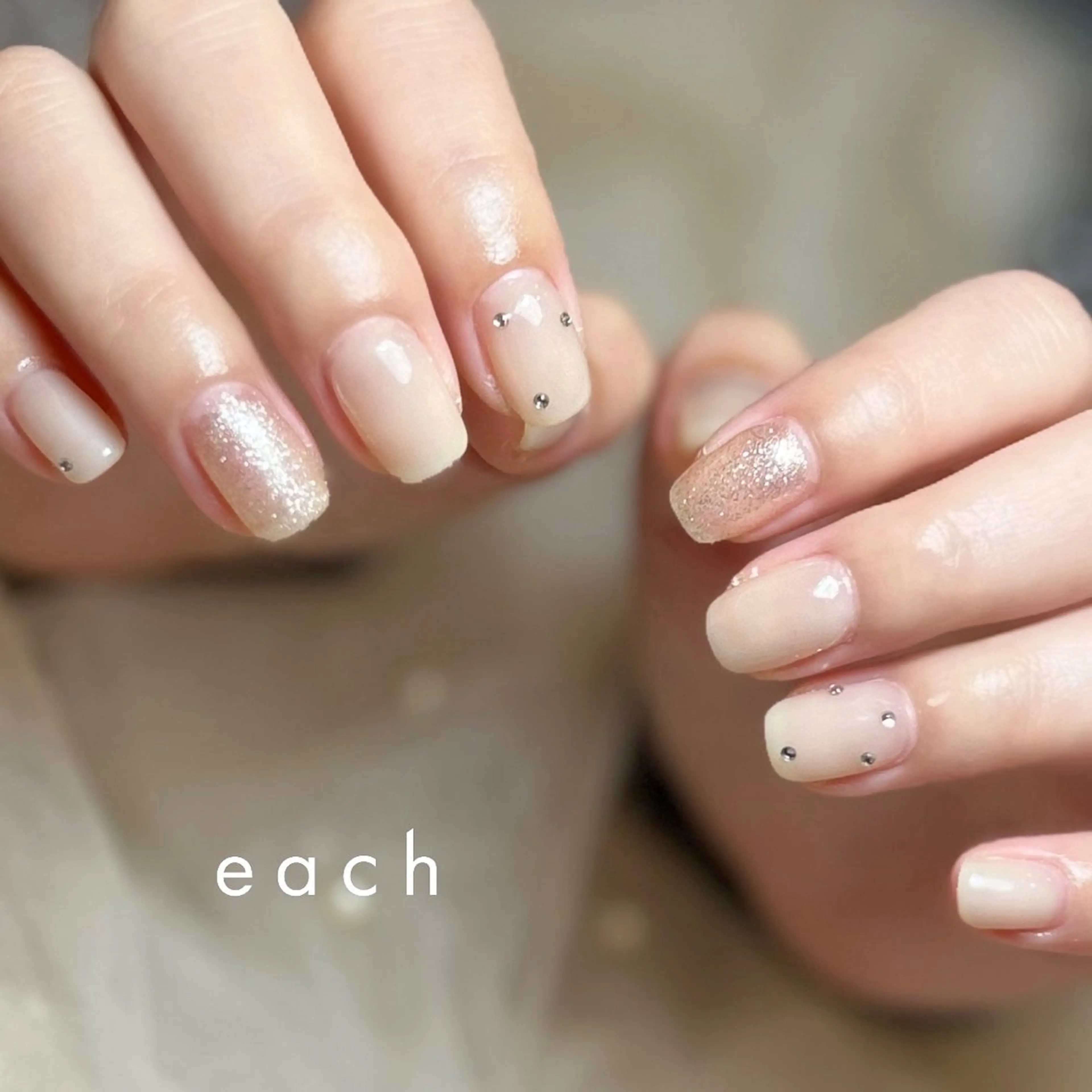 ネイル ホワイト 𝒆𝒂𝒄𝒉 kanako 🕊のネイルデザイン