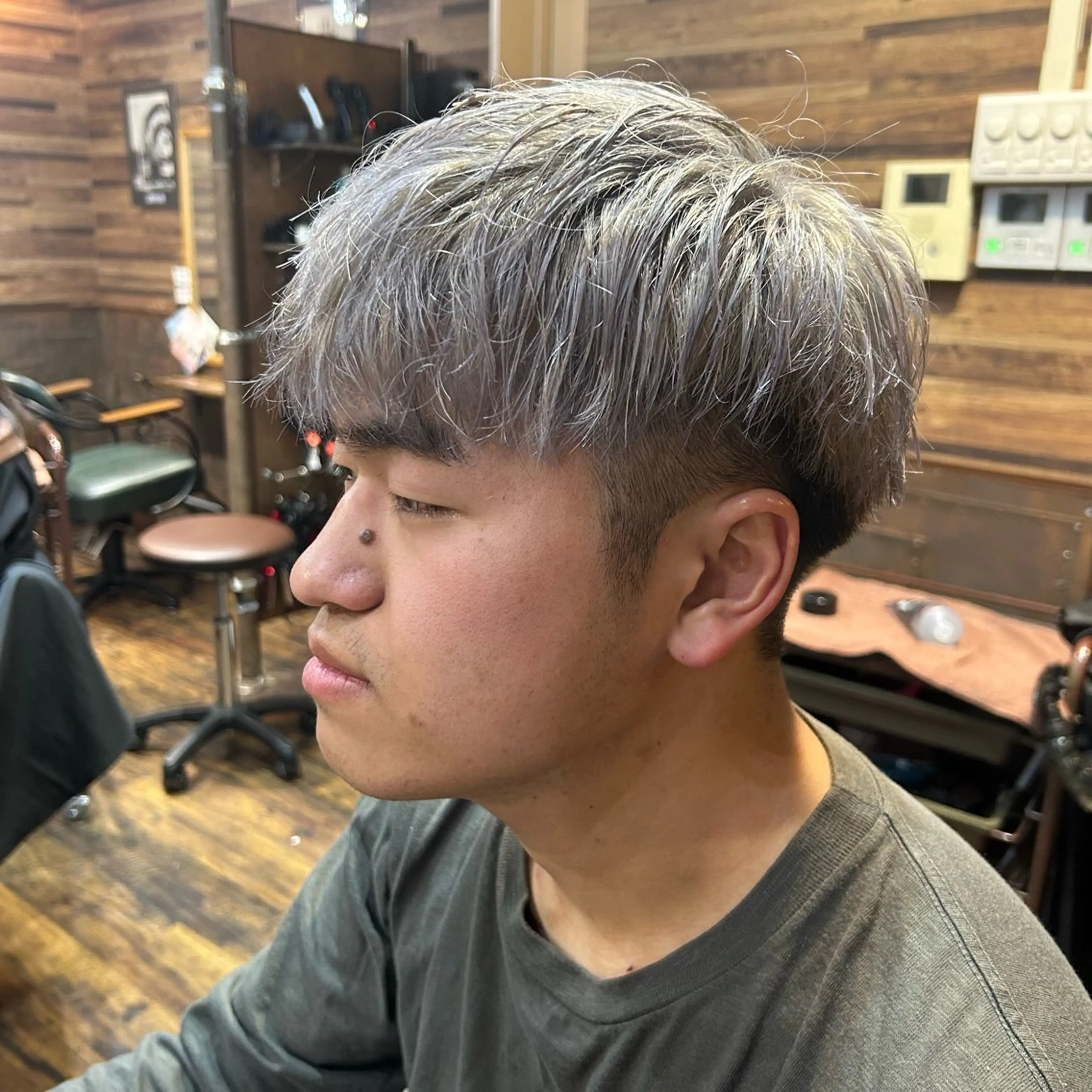 ショート カラー メンズ メンズブリーチ ブリーチ シルバー ヘアカラー トリートメント ツイスパ/メンズ特化 🦋𝑺𝑶𝑵𝑬の眉毛・アイブロウイメージ