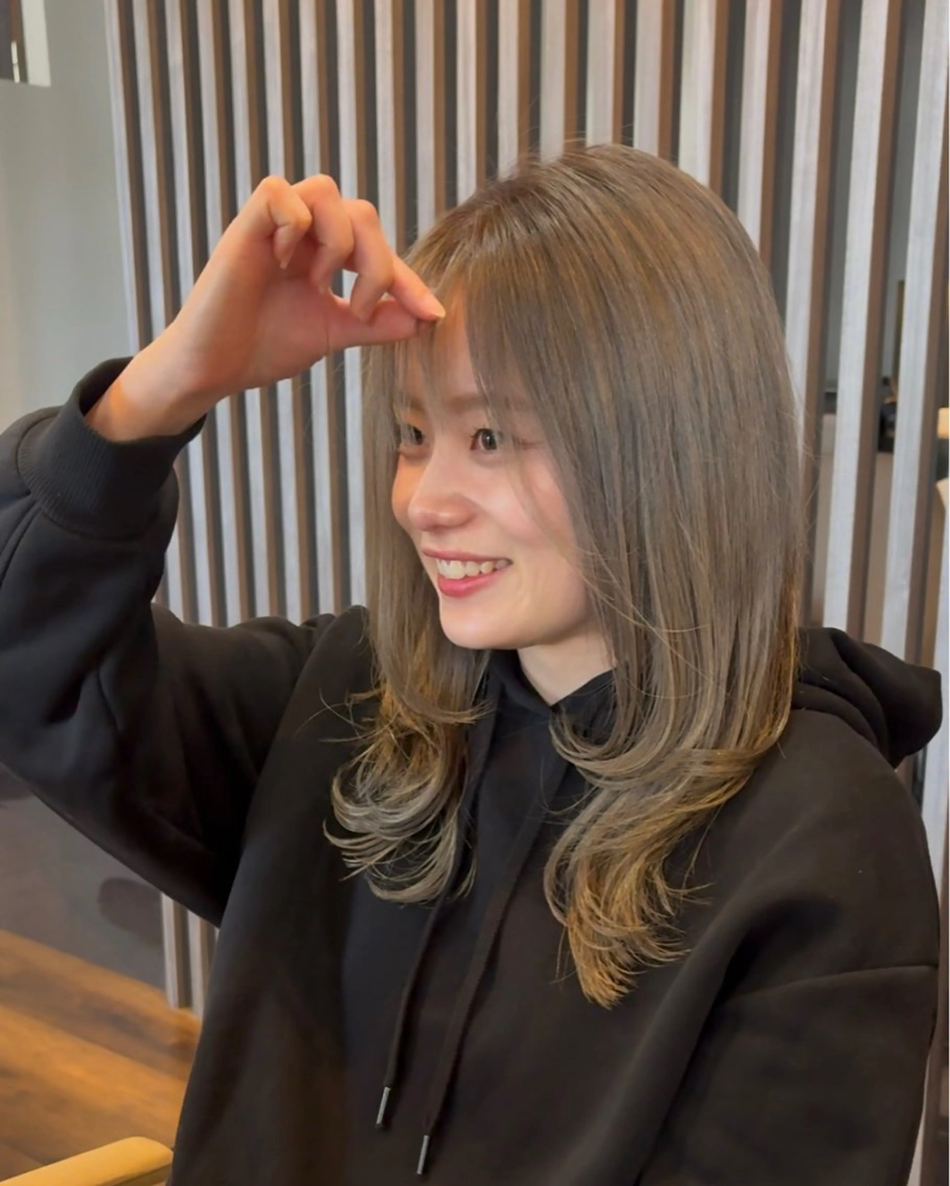 セミロング カラー シルバー レイヤーカット カット ヘアカラー トリートメント STYLE所属・山本 勝巳のヘアスタイル