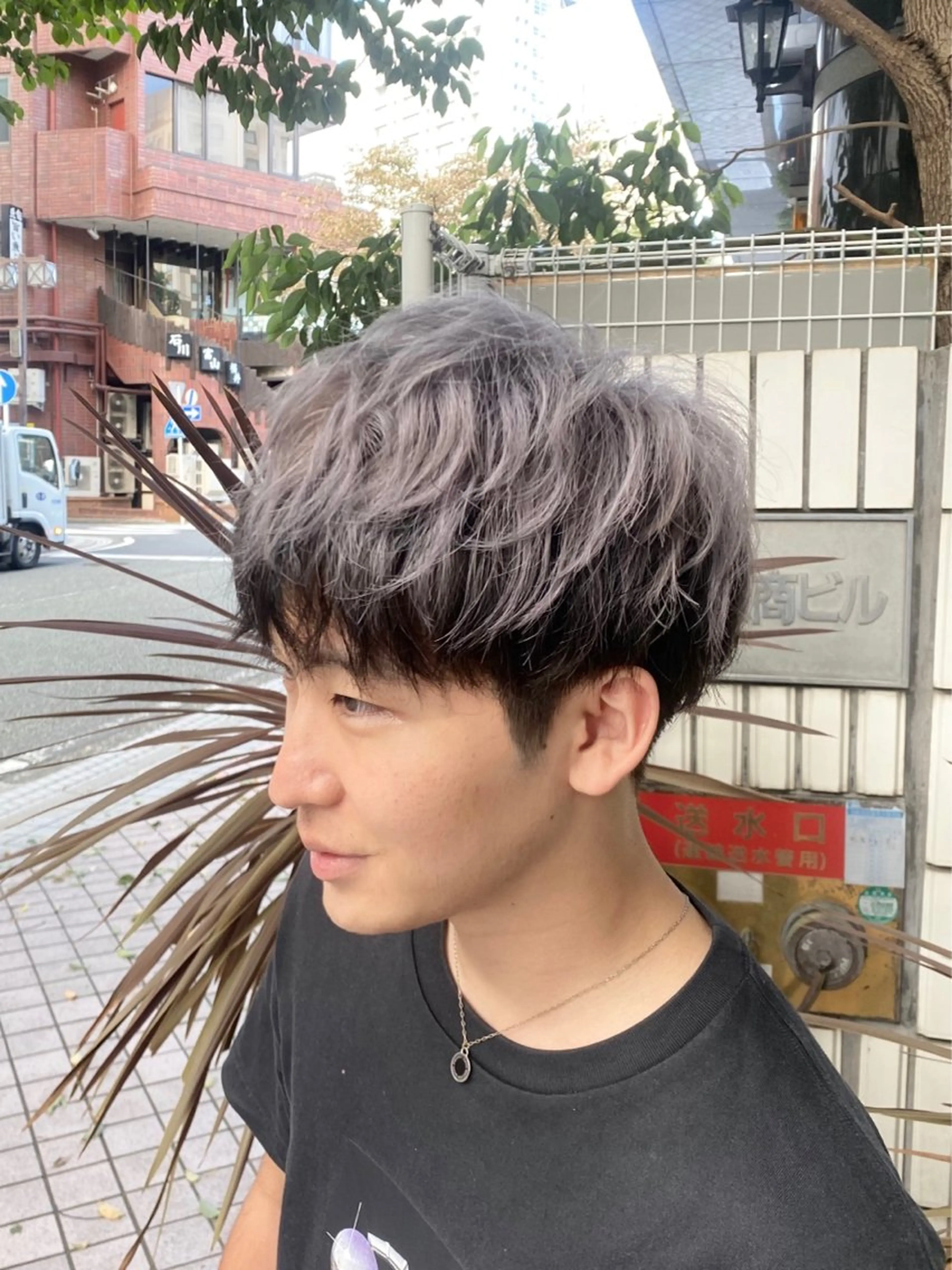 カラー メンズ 黒髪 シルバー ツートーンカラー motel所属・モデルや芸能人も通う ✨マンツーマンサロンのヘアスタイル