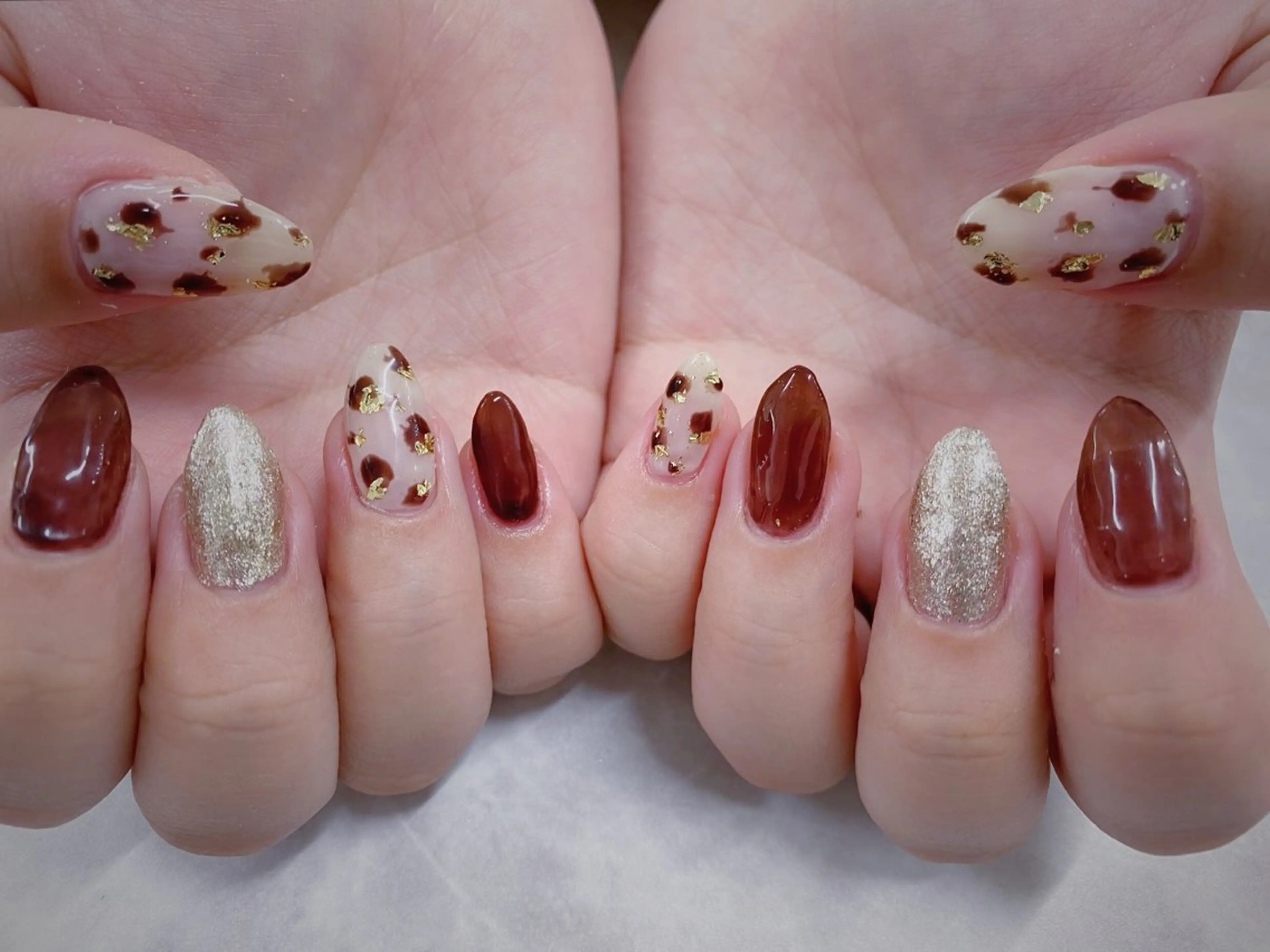 ネイル アニマル柄 ブラウン ゴールド ニュアンスネイル 冬ネイル Nail&Eyelash パレス所属・パレス 💅🏻⌇.mamiのネイルデザイン