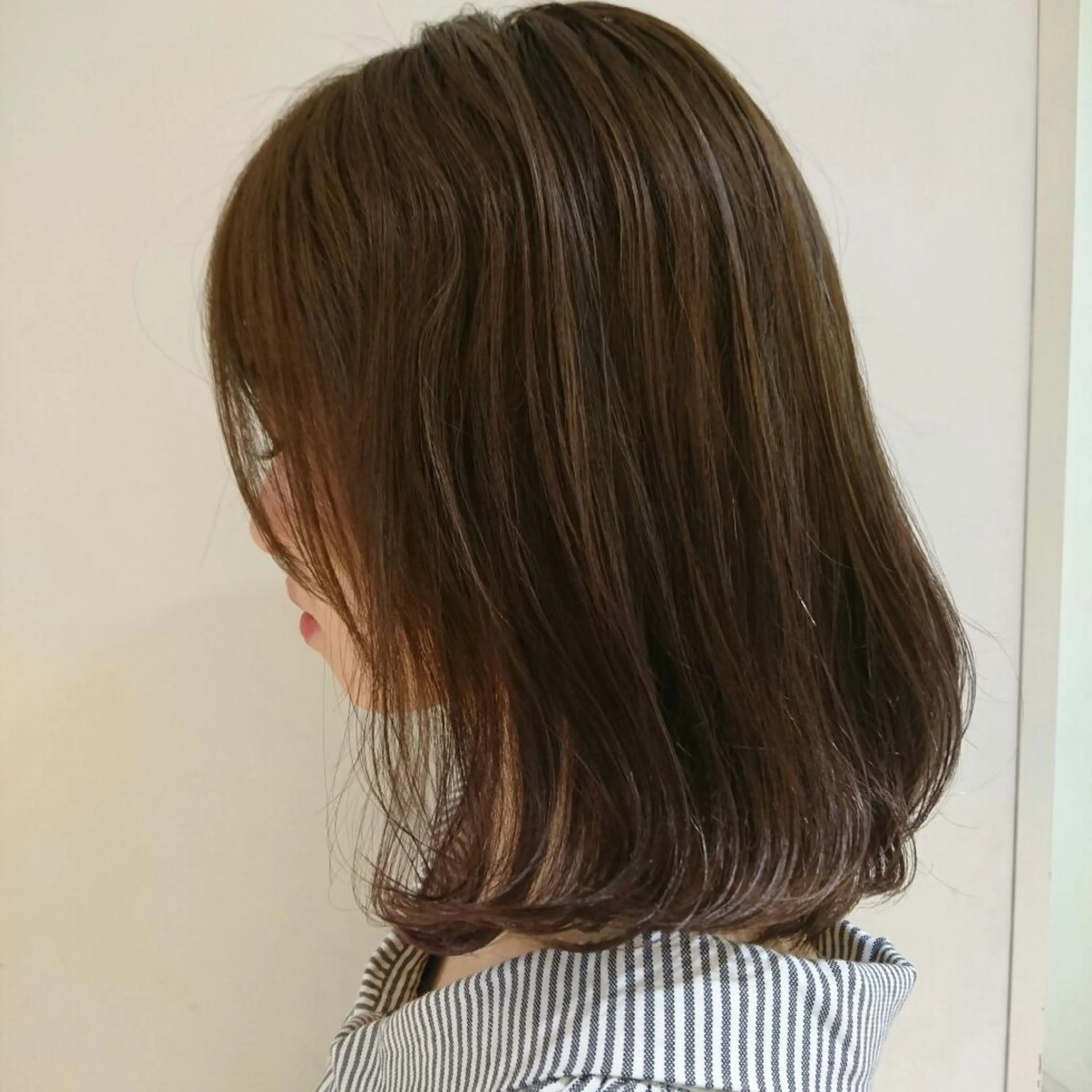 セミロング カラー 韓国🩵海外ヘア 宮川華奈のヘアスタイル