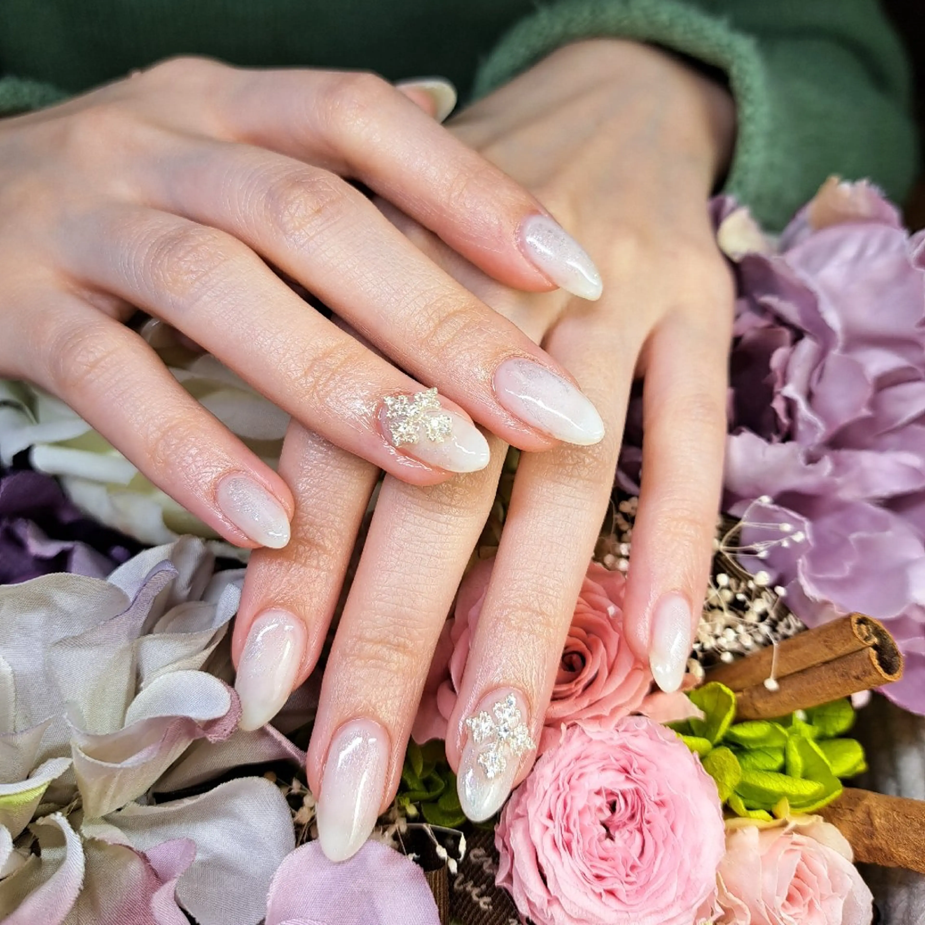 ネイル ラメ(グリッター) シルバー ホワイト HAYASHI  Nのネイルデザイン