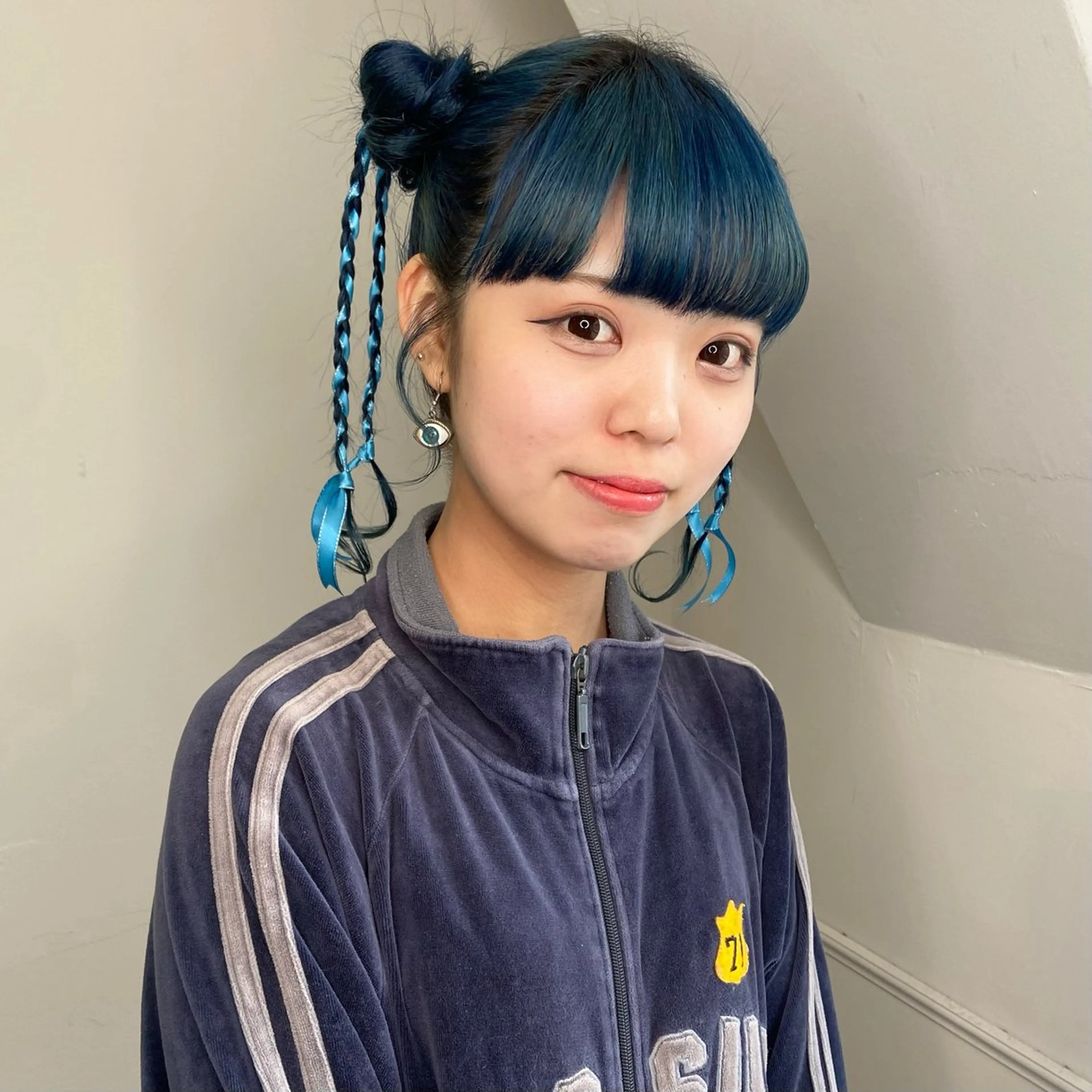 ミディアム カラー ヘアアレンジ お団子ヘア ブリーチ ブルーカラー デザインカラー ダブルカラー memoto東三国店 🌼RENA🌼のマツエク・マツパデザイン