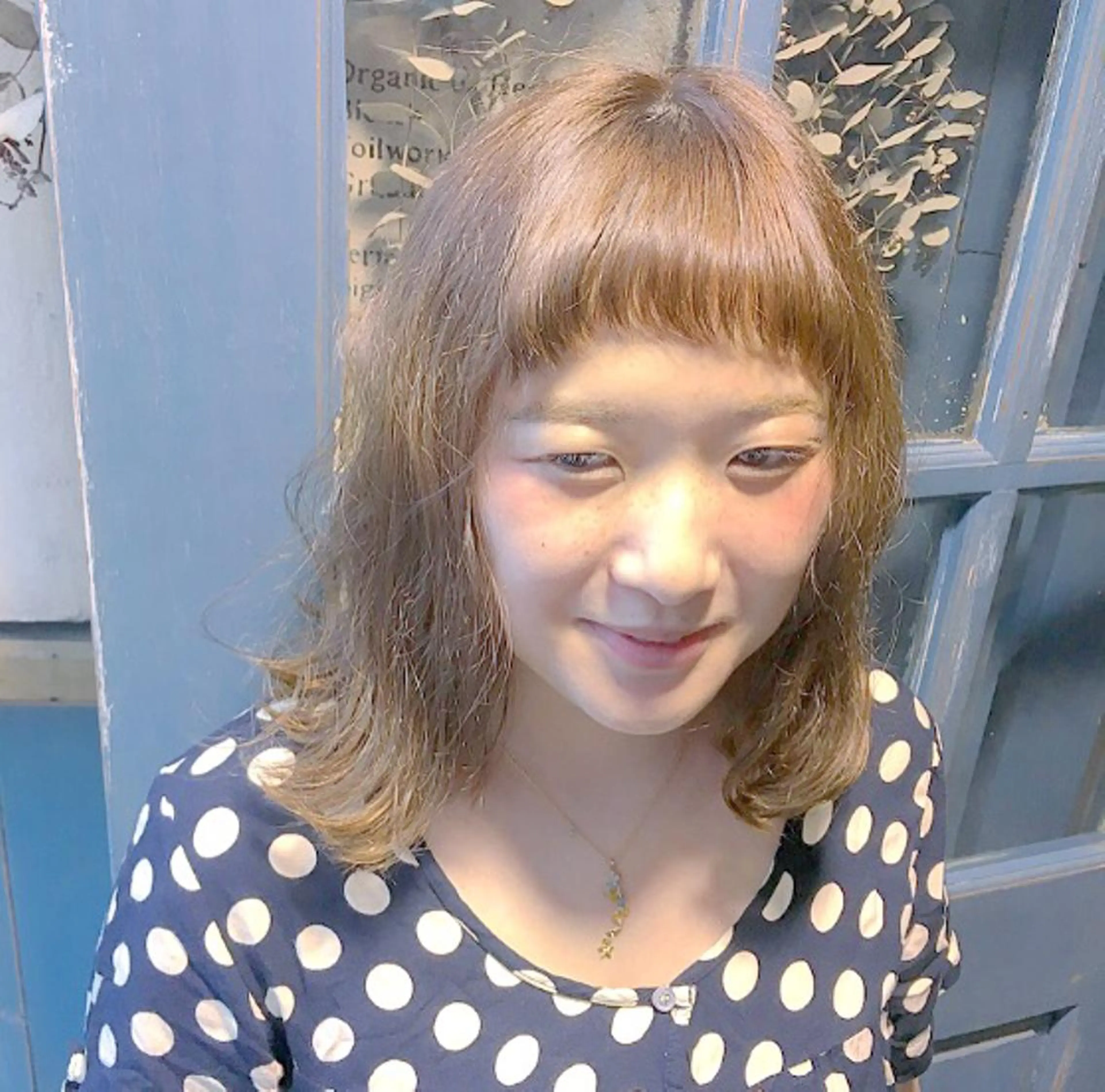 ミディアム カラー パーマ カット ヘアカラー トリートメント ブリーチ、パーマ 西部笑のヘアスタイル