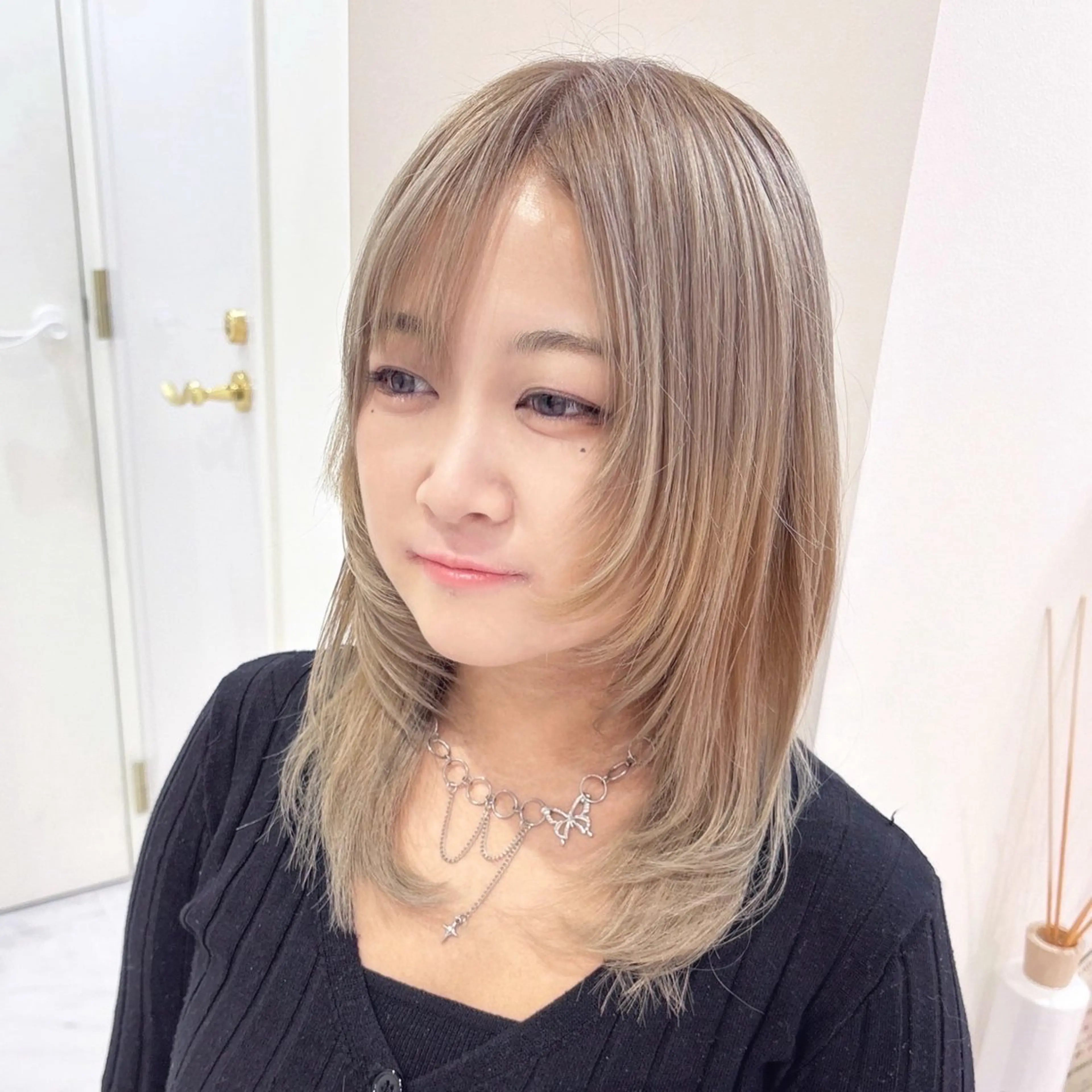 ミディアム カラー ベージュカラー ブリーチ ミルクティーベージュ レイヤーカット トリートメント Ayu🍯/名駅/ ハイトーン/ヘアメのヘアスタイル