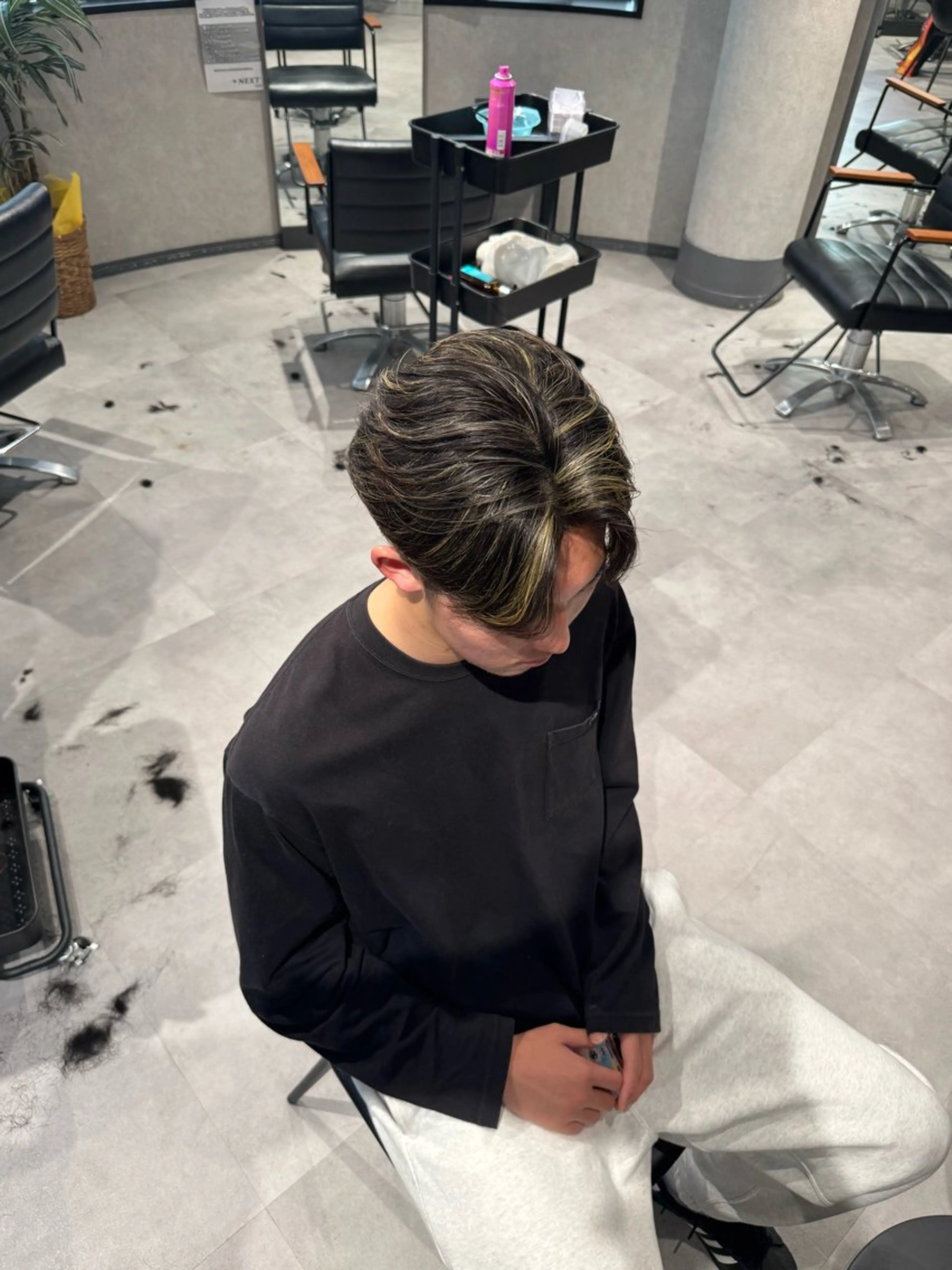 カラー メンズ カット ヘアカラー 毛流れ特化愁斗 センターパートパーマのヘアスタイル