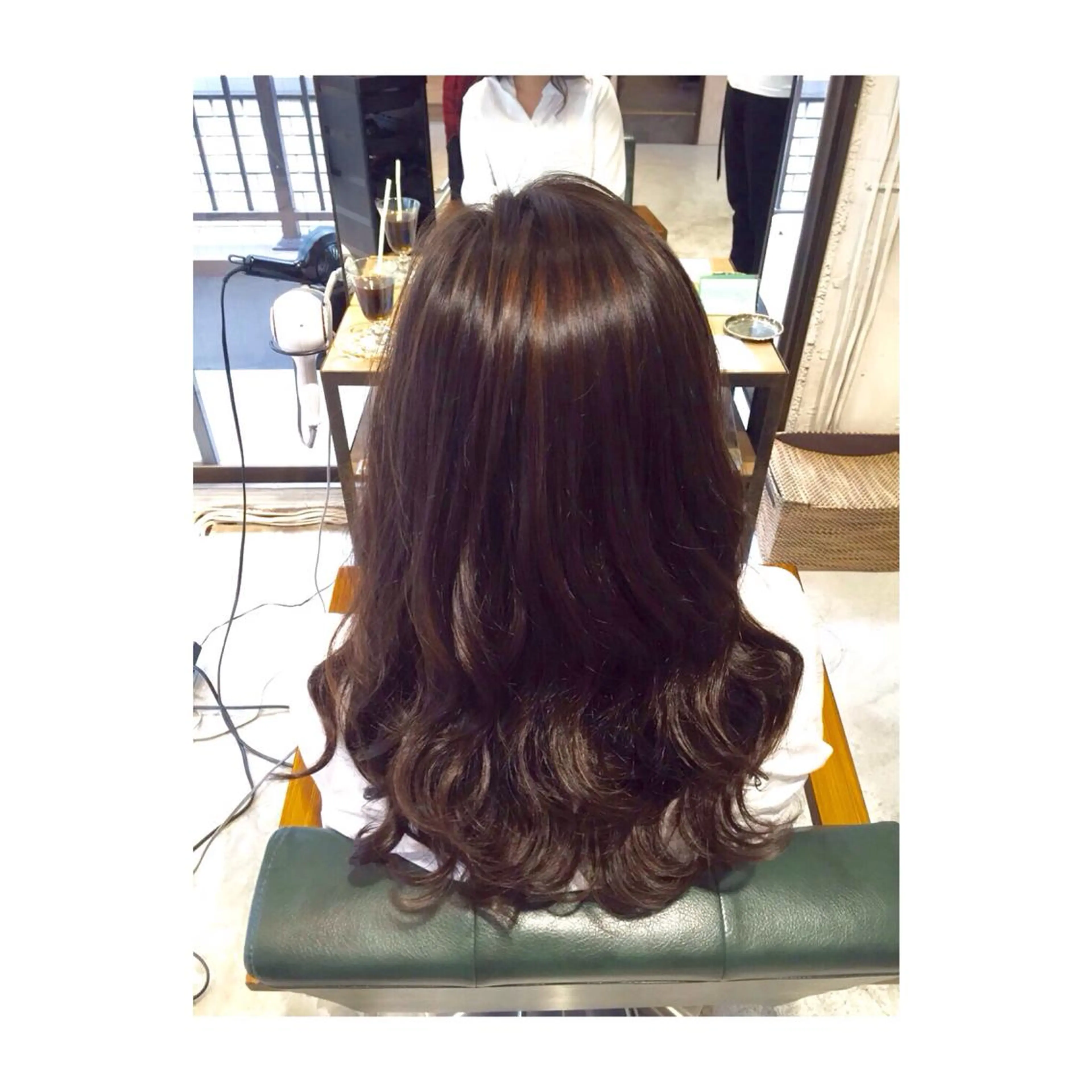 セミロング ロング カラー パーマ アオガミ （前髪顔周りカット）のヘアスタイル