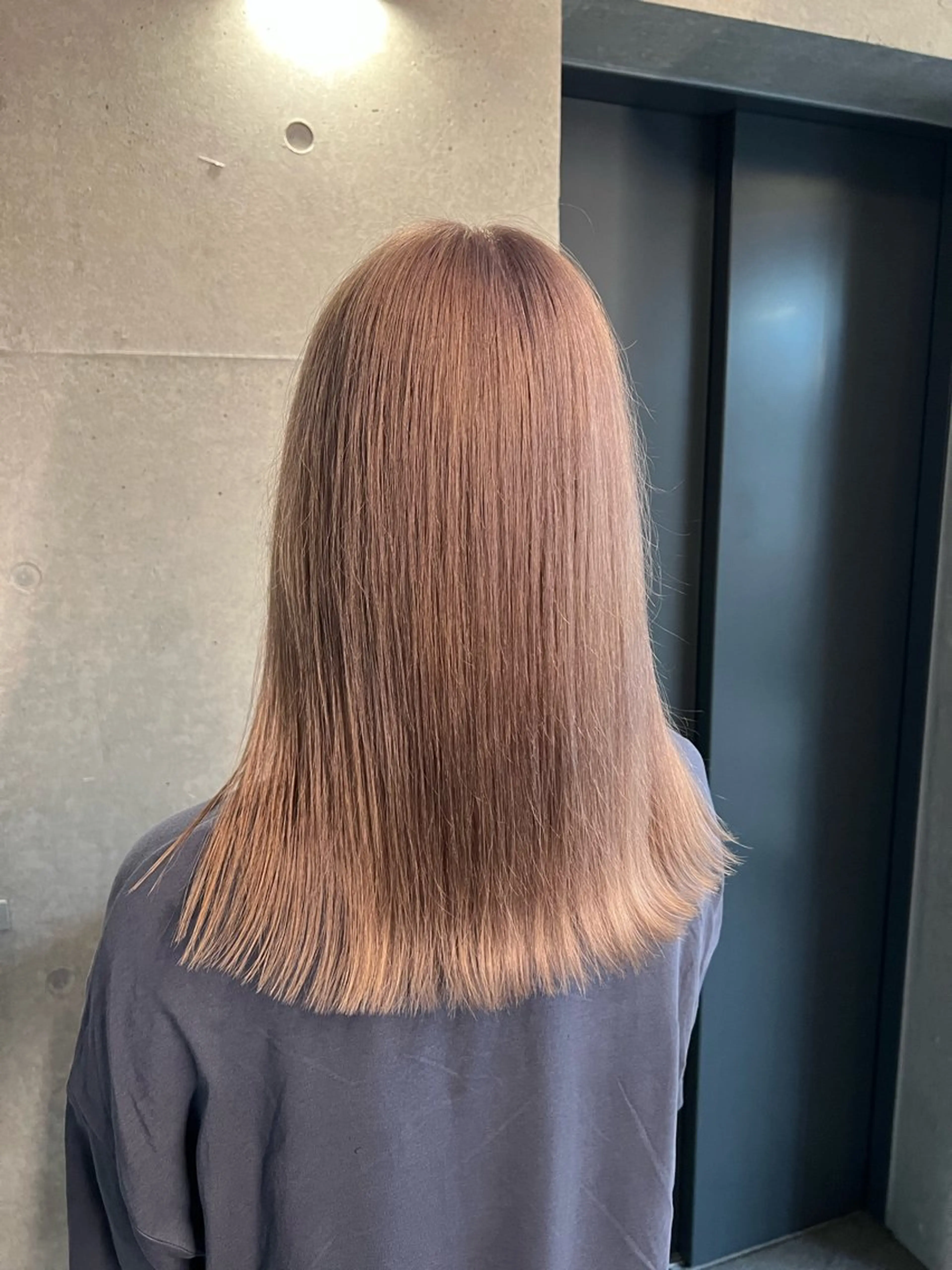 セミロング カラー ブリーチ グレージュ ハイトーンカラー エクステ ＤＥＳＴ所属・吉野 瑳桜のヘアスタイル