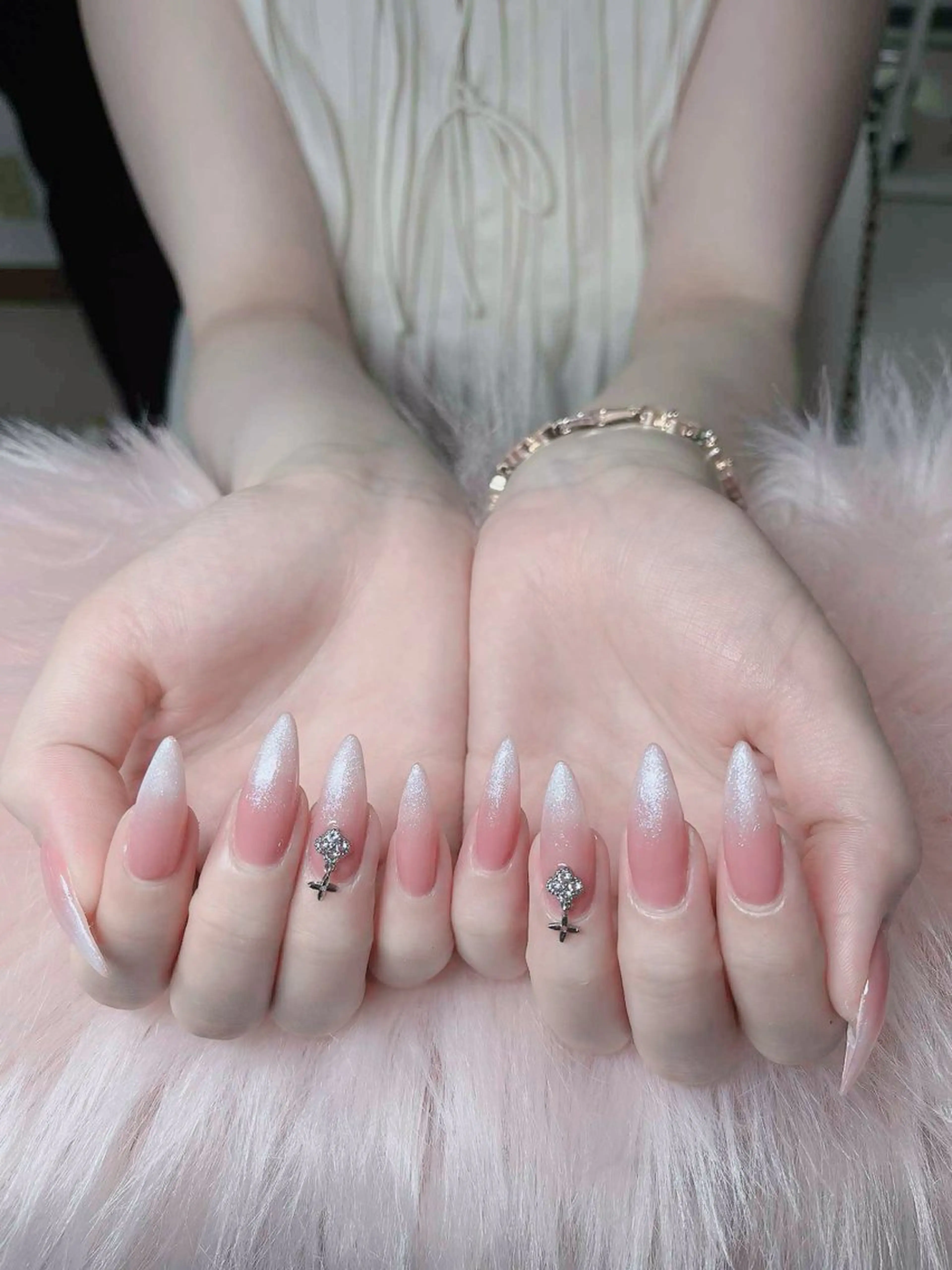 ネイル オーロラネイル フレンチネイル ジェルネイル ハロウィン キラキラネイル ハンドネイル H.baby Nail Salon所属・H.baby Nail Salonのネイルデザイン