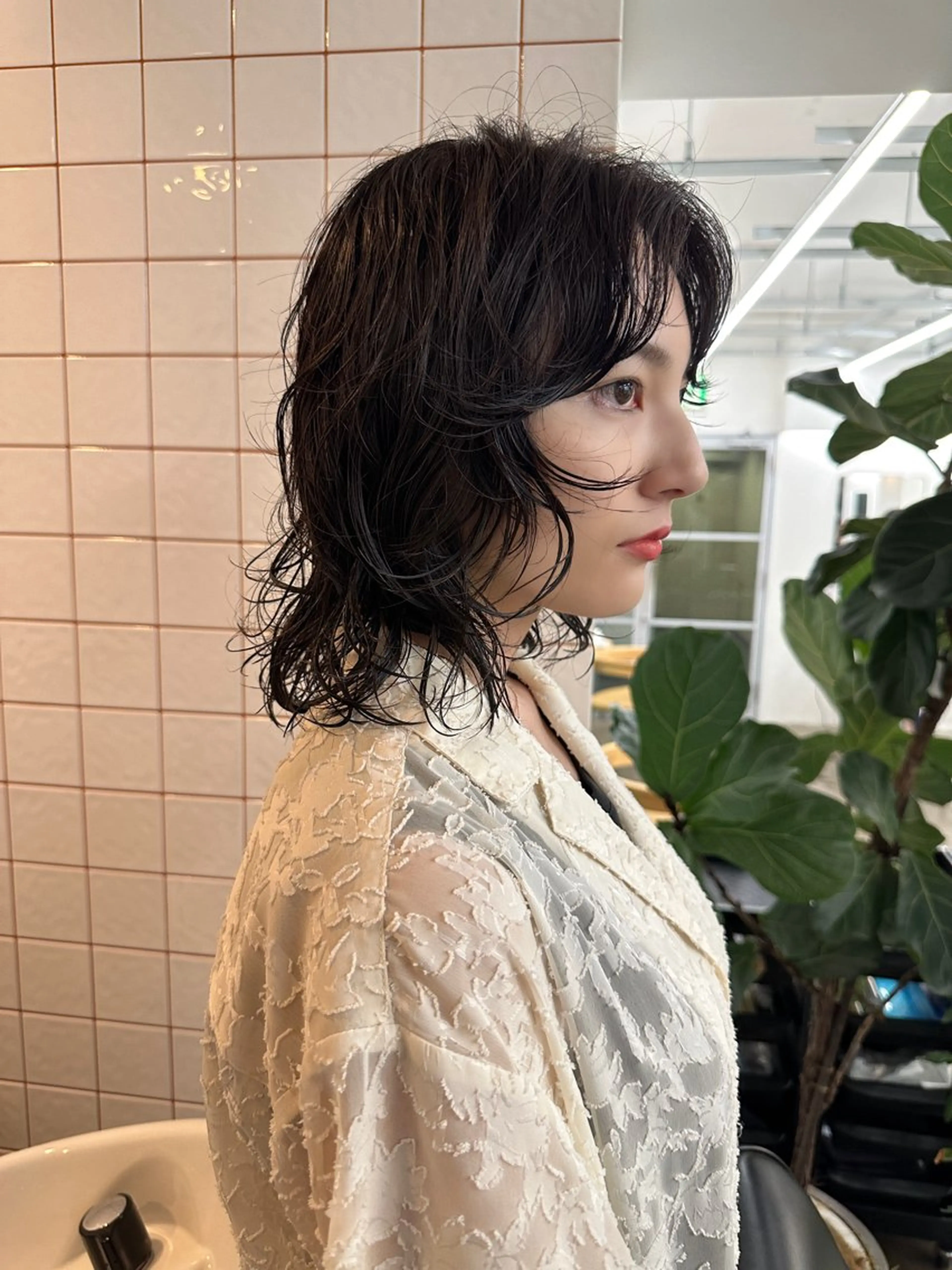 ミディアム カラー パーマ ミディアムレイヤー ミディアムパーマ 透明感カラー グレージュ レイヤーカット カット ヘアカラー パーマ ボブ/レイヤー/ケア パーマ/透明感カラーのヘアスタイル