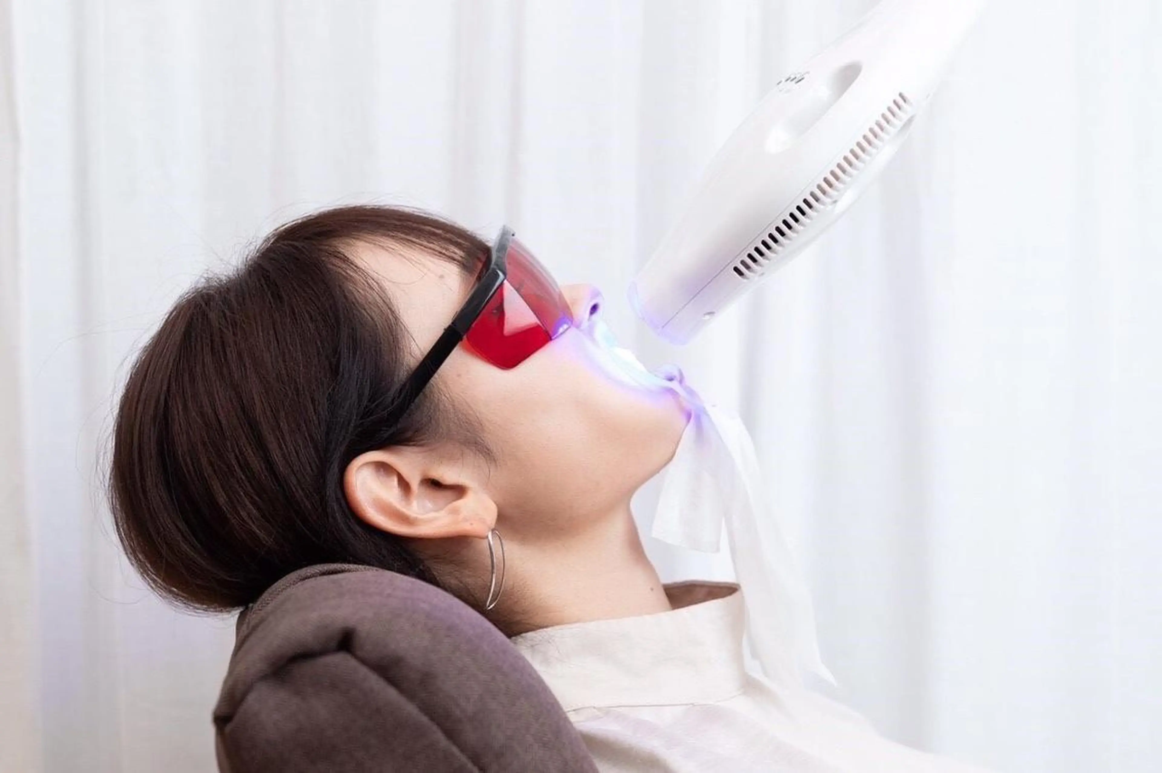 🧡お得に歯を白くしたい方に人気🧡美肌効果もある安全なLEDライト照射💡セルフホワイトニング8分照射×4回🦷‼️の写真