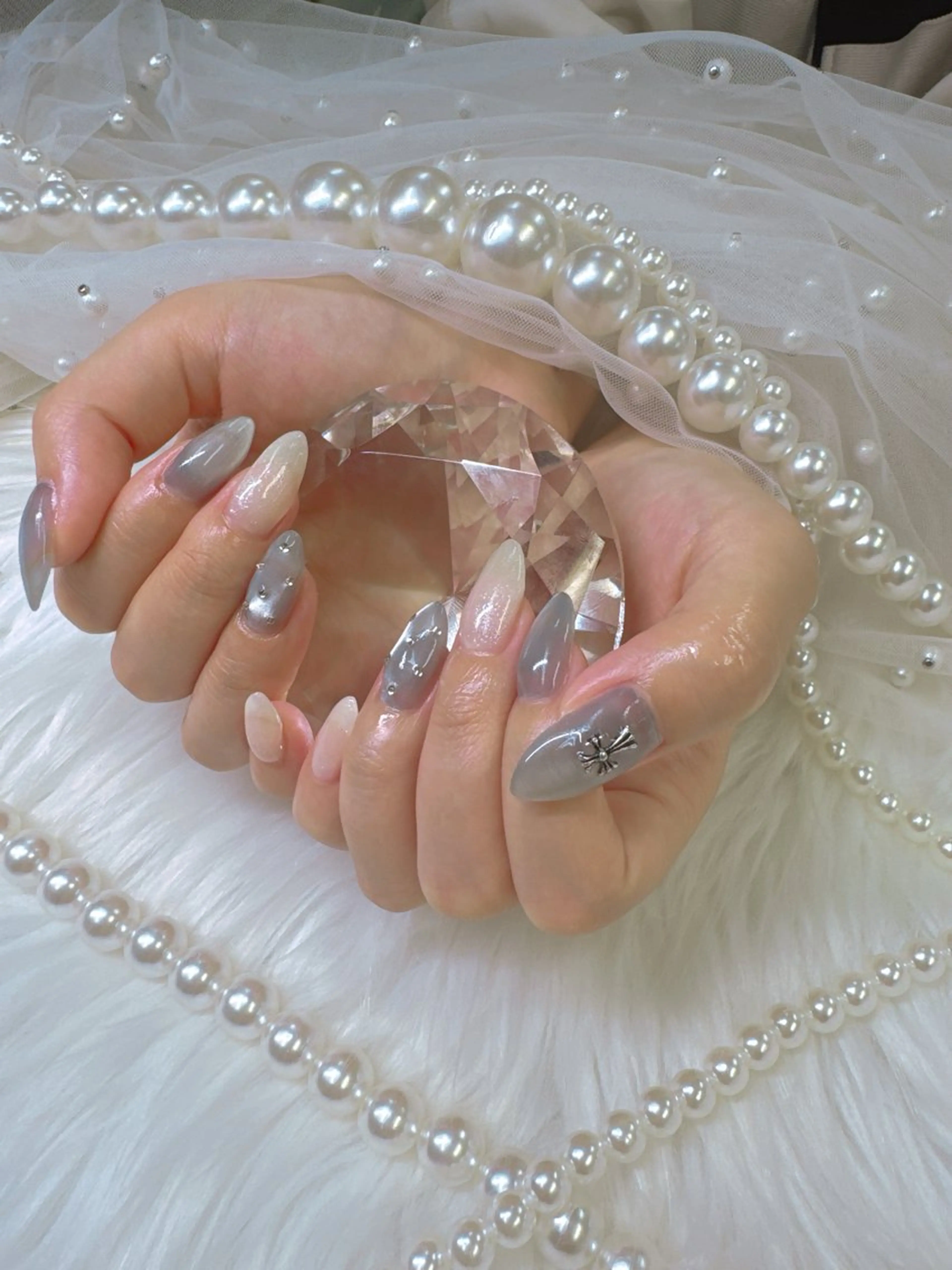 ネイル ボルドー チークネイル ドット 長さ出し フレンチネイル ハンドネイル クイーンズネイル銀座所属・Queeens nailのネイルデザイン