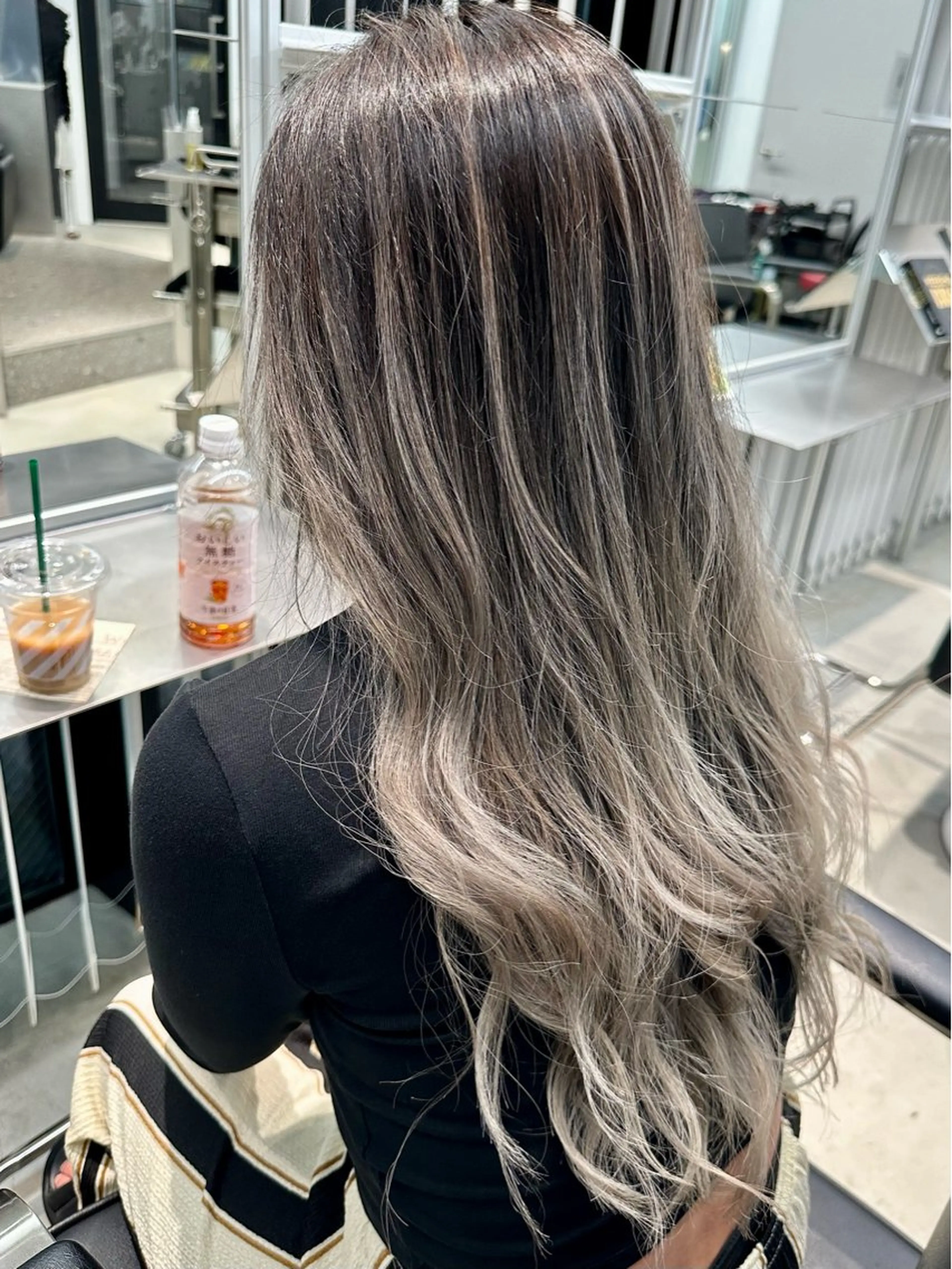 ロング レイヤーカット ヘアカラー 🔷ブリーチバレイヤ ージュ🔷飯野達也のヘアスタイル