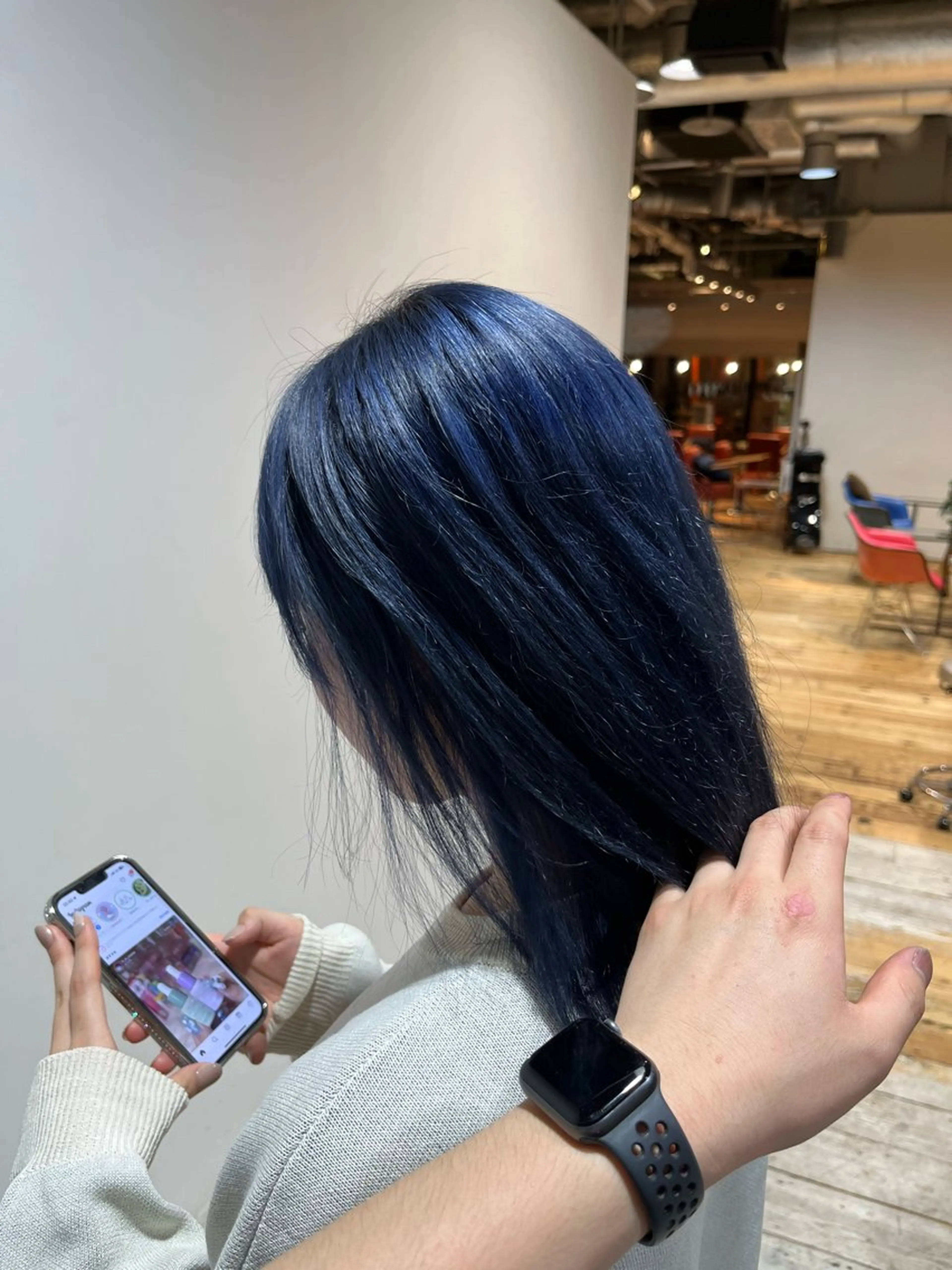 セミロング カラー ブリーチ グラデーションカラー シルバー 冨田 昌亮のヘアスタイル