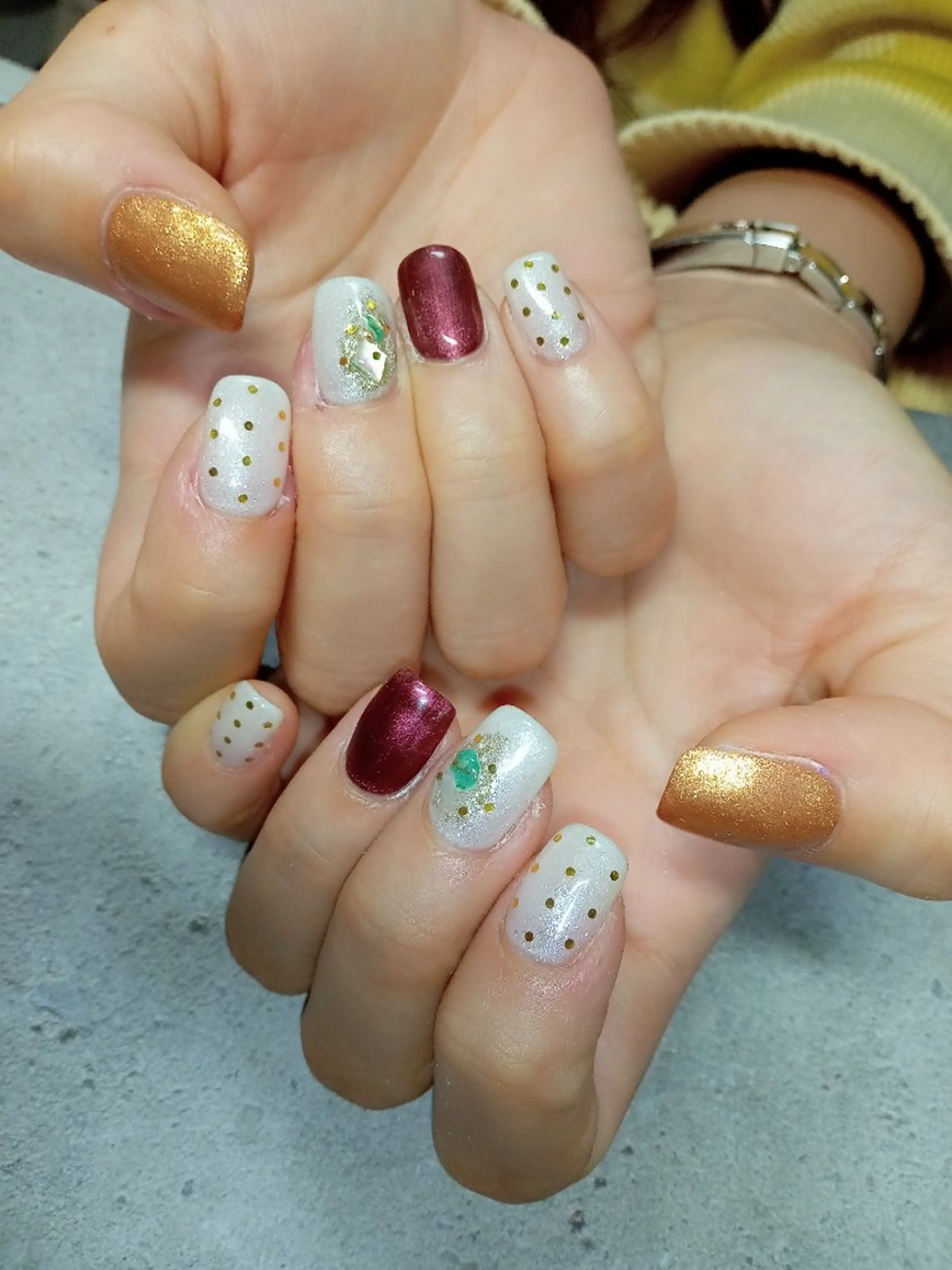 ネイル ドット キラキラネイル 冬ネイル クリスマス ハンドネイル flure de neige yukiのネイルデザイン
