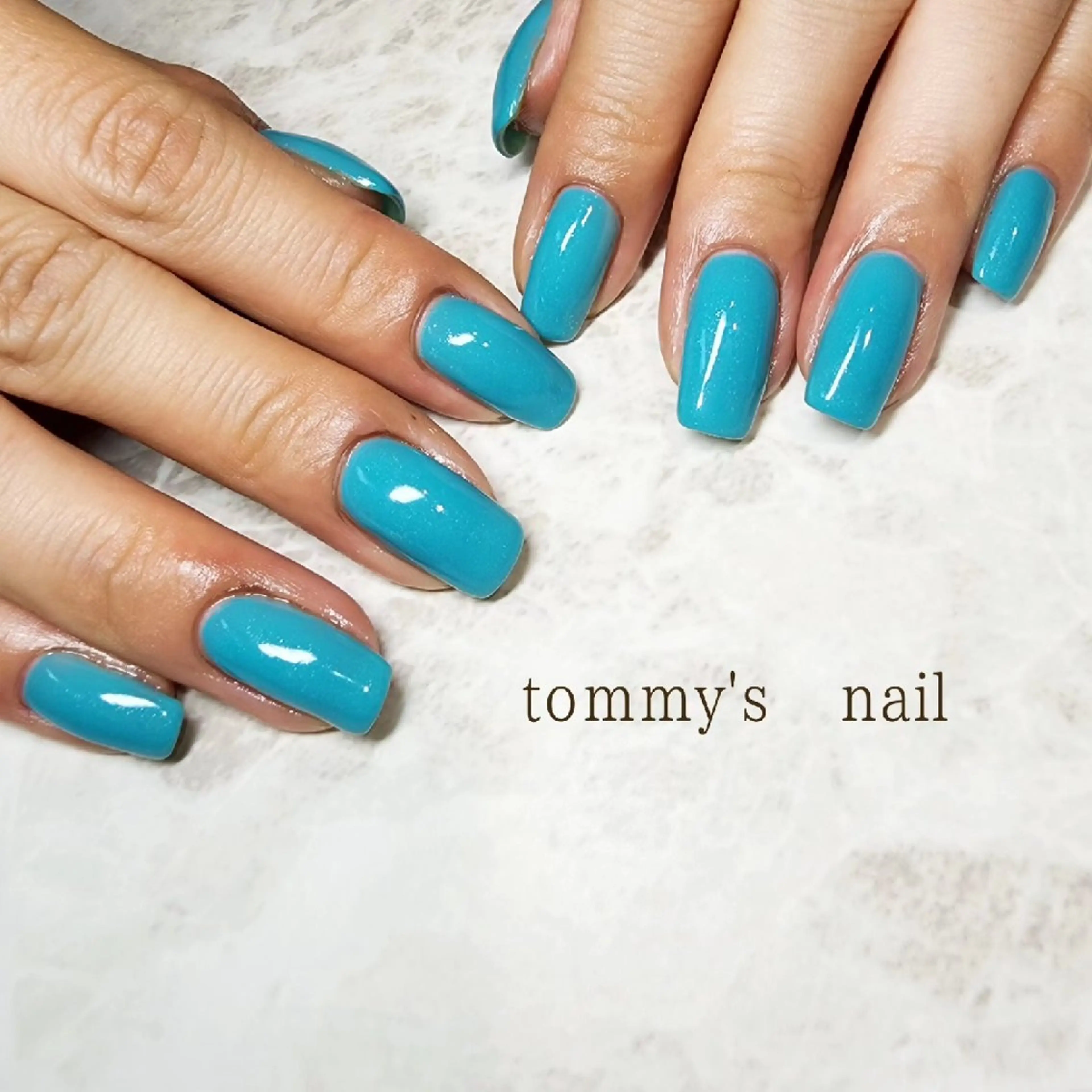 ネイル ブルー フットネイル ジェルネイル キラキラネイル ラメ(グリッター) ハンドネイル tommy's nail所属・福岡/若よもぎ蒸し 全身美容が叶うサロンのネイルデザイン