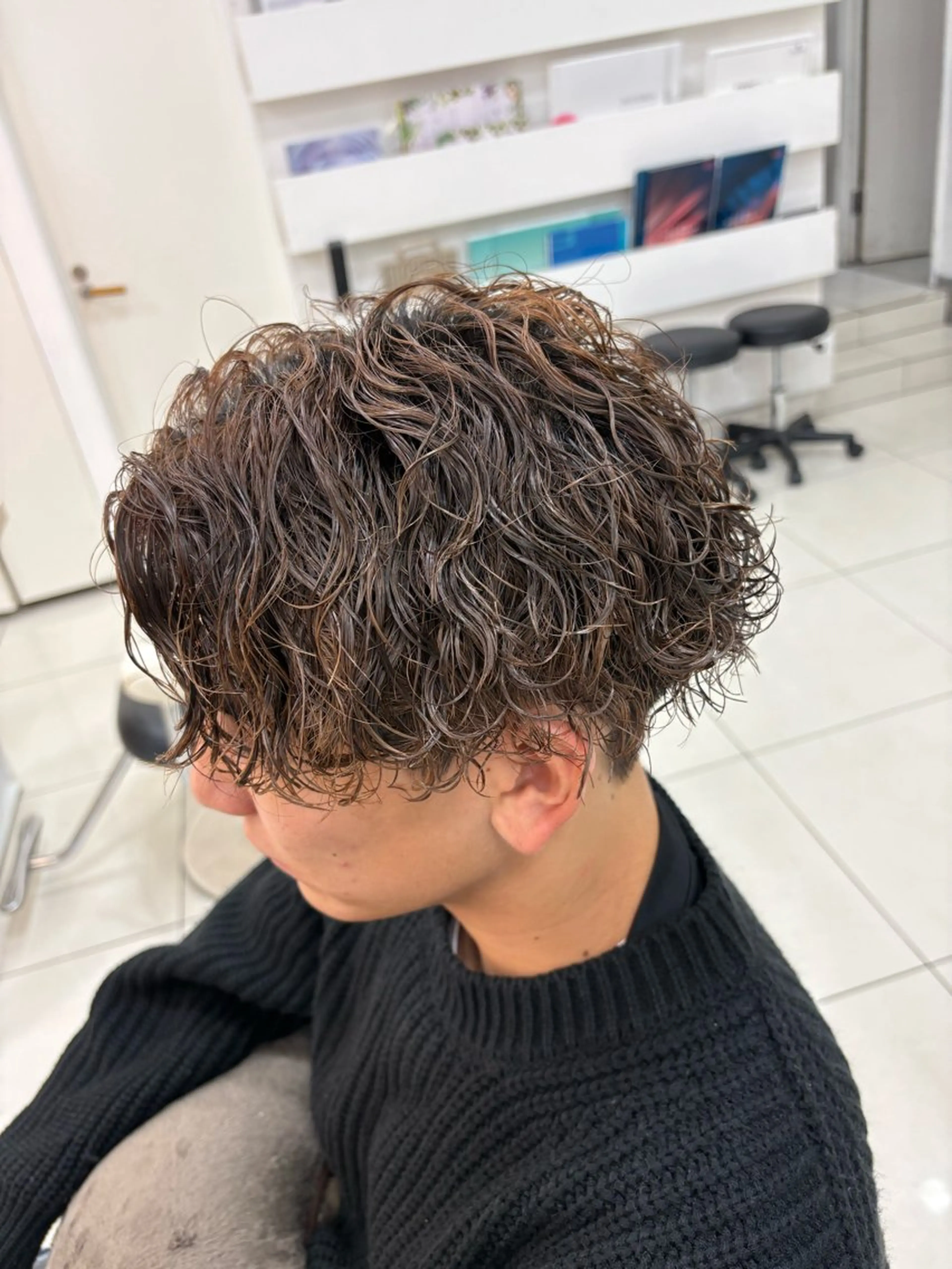 ショート カラー パーマ メンズ センターパート フェードカット フェザーパーマ カルマパーマ マッシュ カット パーマ トリートメント 髪質改善/艶カラー/ メンズパーマ/鈴木のヘアスタイル