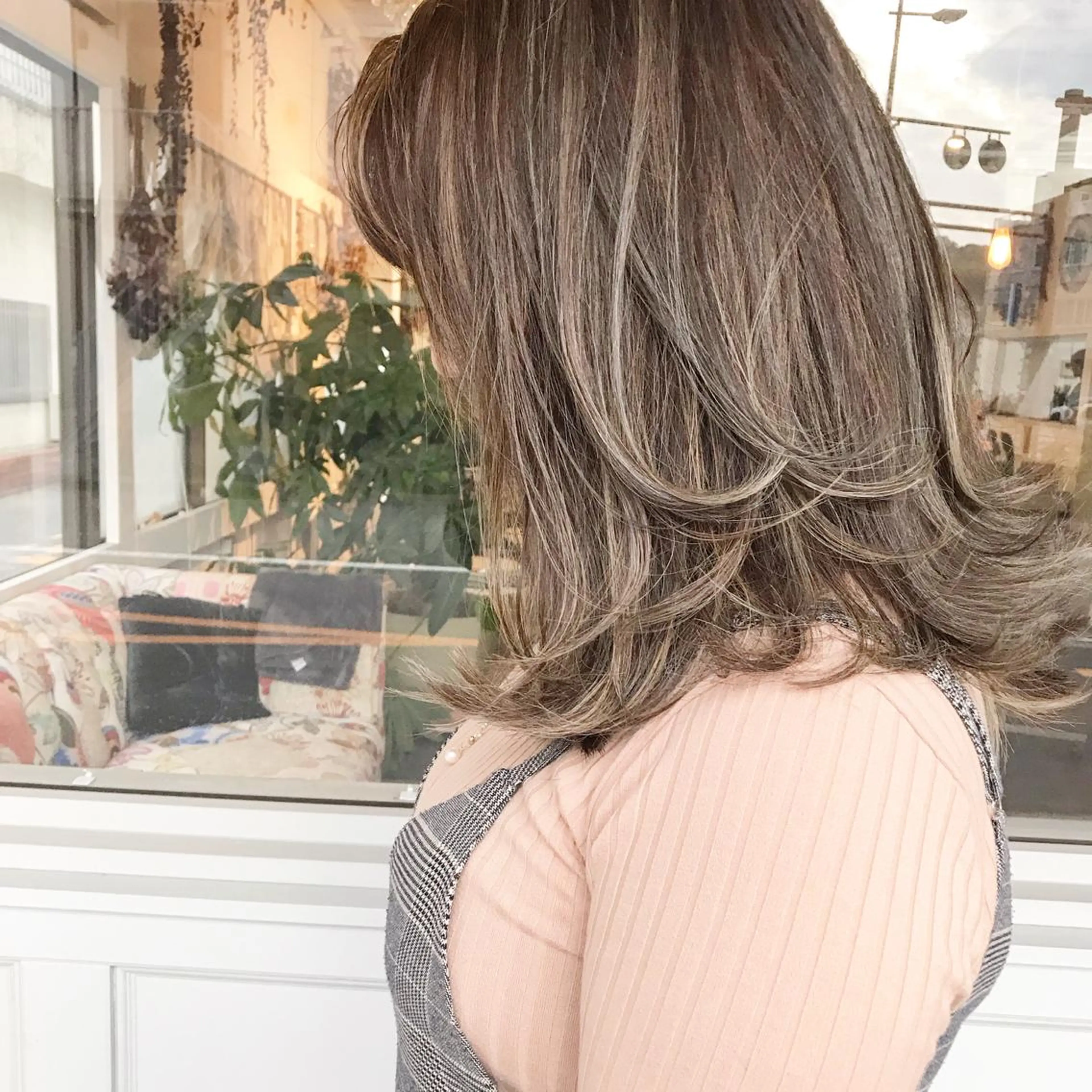 ミディアム カラー ヘアアレンジ お団子ヘア 切りっぱなしボブ バレイヤージュ ブリーチ グラデーションカラー Mariana/ 鶴原-ハイライトのヘアスタイル