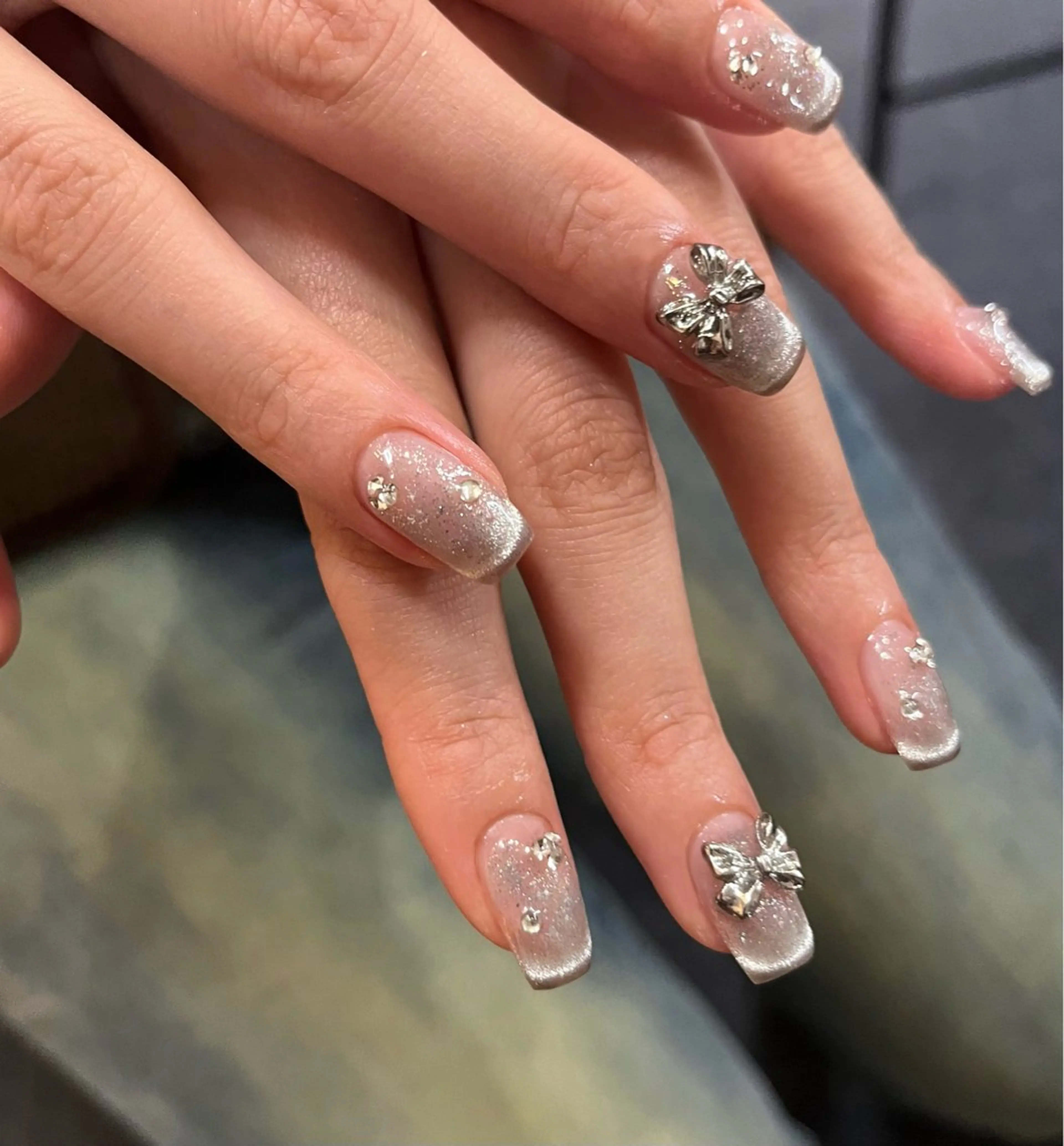 ネイル フレンチネイル キラキラネイル マグネットネイル マグネットフレンチ リボン ハンドネイル ハンドケア 🎀NAIL🎀 AI🪄︎︎◝✩のネイルデザイン