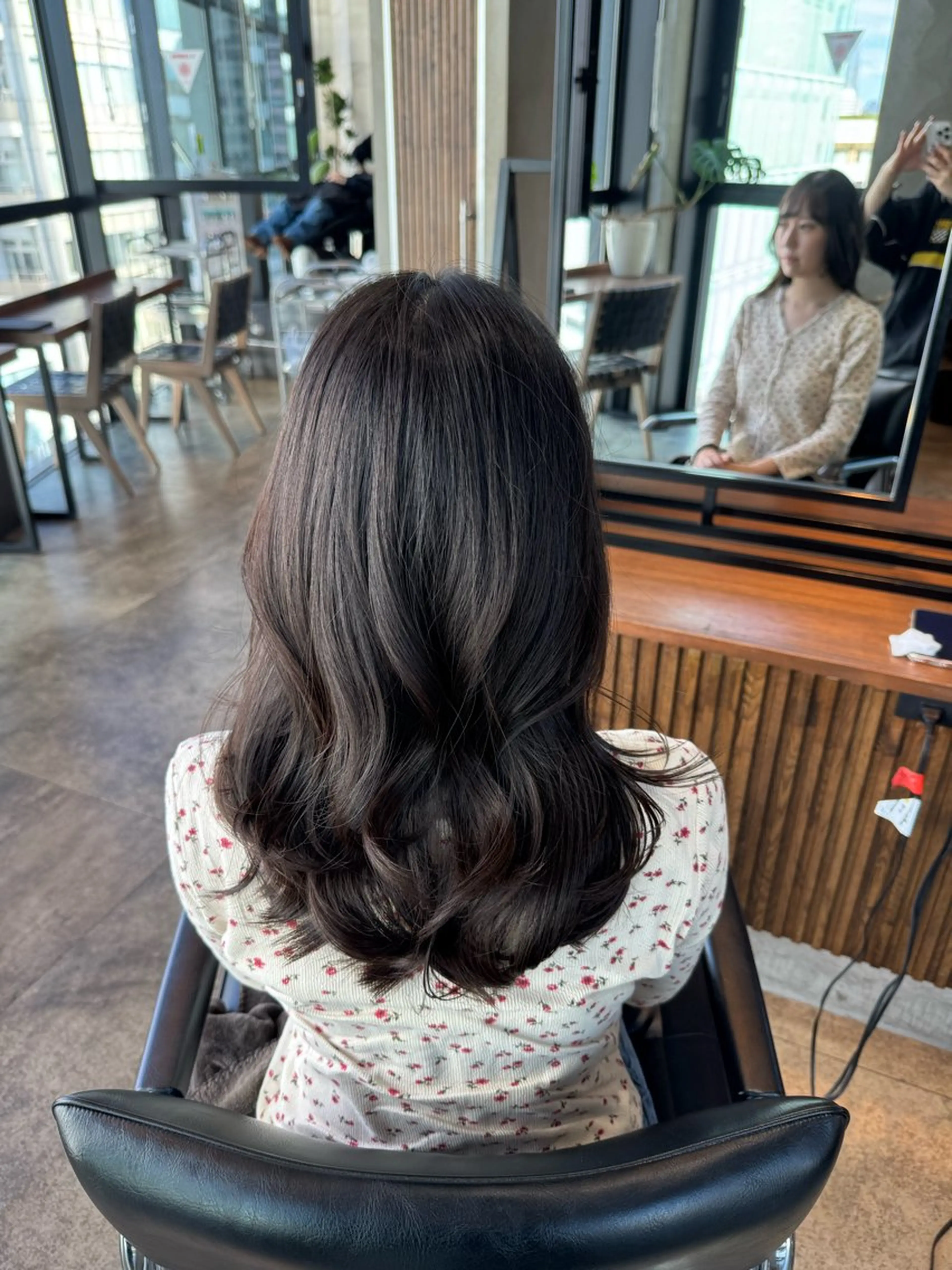 ロング くびれヘア レイヤーカット ロング 小顔カット カット 渋谷/切りっぱなし レイヤー/ブリーチのヘアスタイル