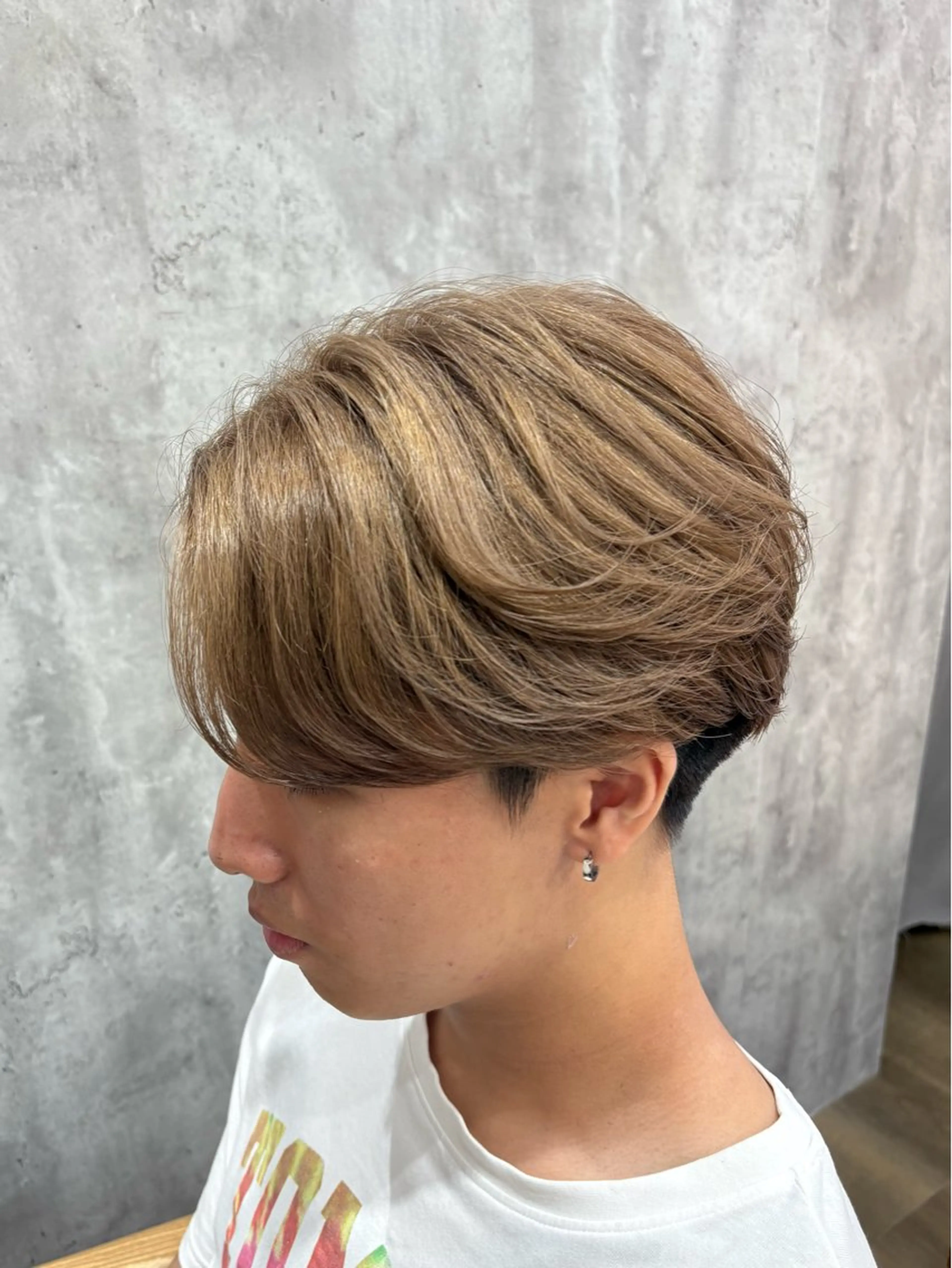 ショート カラー パーマ メンズ メンズブリーチ メンズハイトーン メンズパーマ ベージュカラー ブリーチ カット ヘアカラー パーマ 韓国風メンズ/毛流れ ヘアなら須田龍世のヘアスタイル